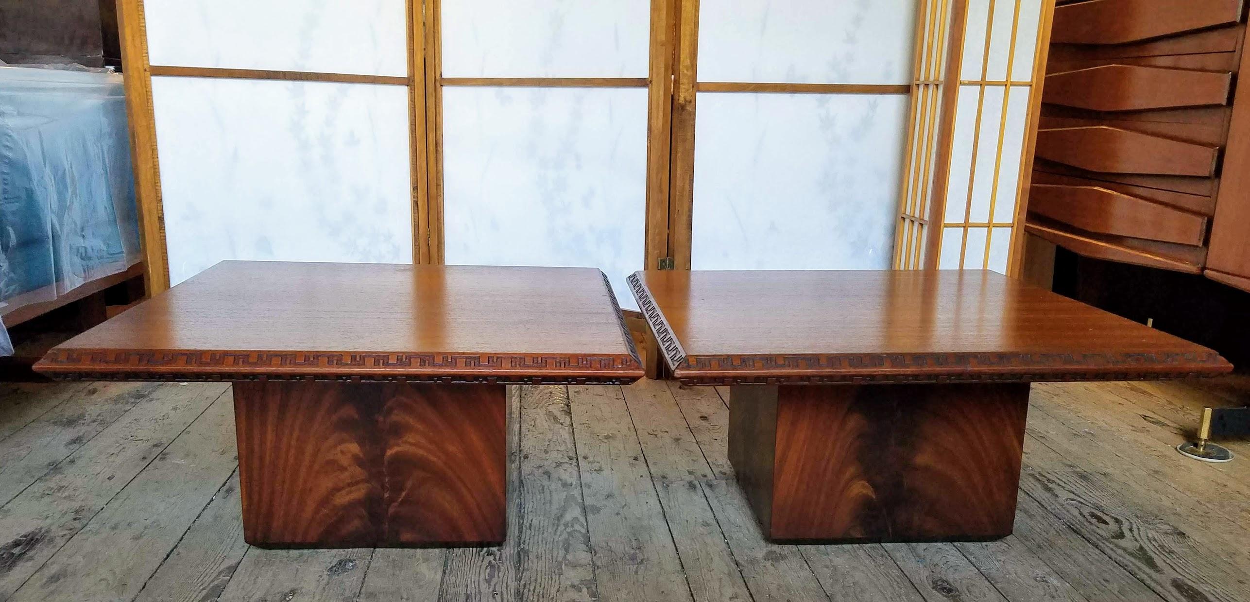 Paire de tables basses ou petites tables basses en acajou de Frank Lloyd Wright conçues pour Heritage Henredon pour leur ligne Taliesin introduite en 1955.
Les deux tables sont signées et datées avec leur numéro de modèle.
Les tables sont en