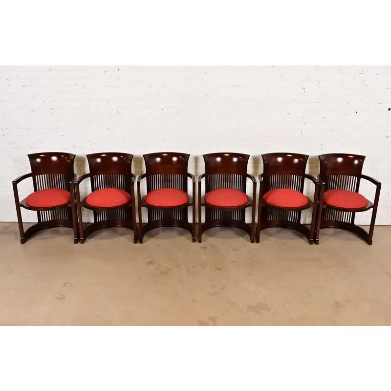 Ein außergewöhnlicher Satz von sechs Stühlen im Arts & Crafts- oder Prärie-Stil

Von Frank Lloyd Wright für Cassina

Italien, 1989 (ursprünglich 1903 für das Martin House in Buffalo entworfen)

Geschnitztes Kirschholz, mit gepolsterten