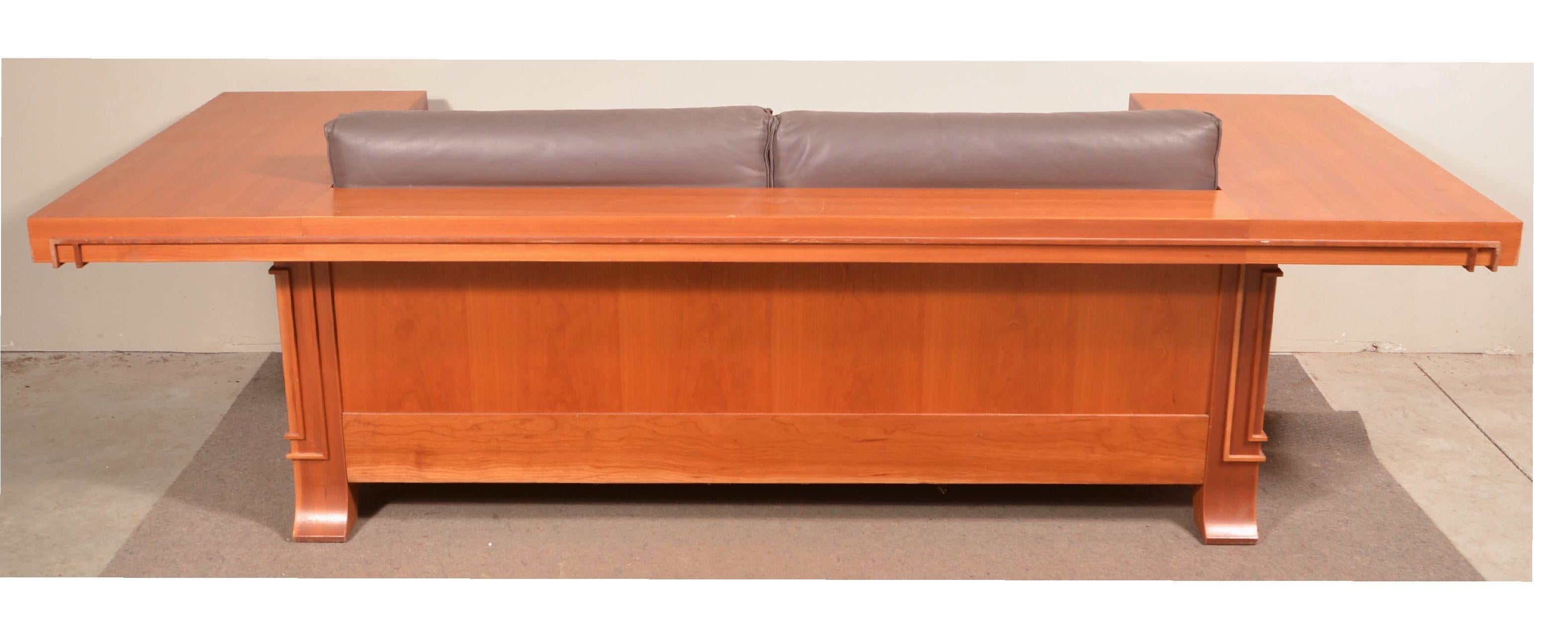 Frank Lloyd Wright per Cassina Robie, divano a tre posti in pelle, legno di ciliegio, firmato.

Un pezzo estremamente raro del design di Frank Lloyd Wright, prodotto in edizione limitata da Cassina. Firmato, numerato. FLW progettò questo pezzo nel
