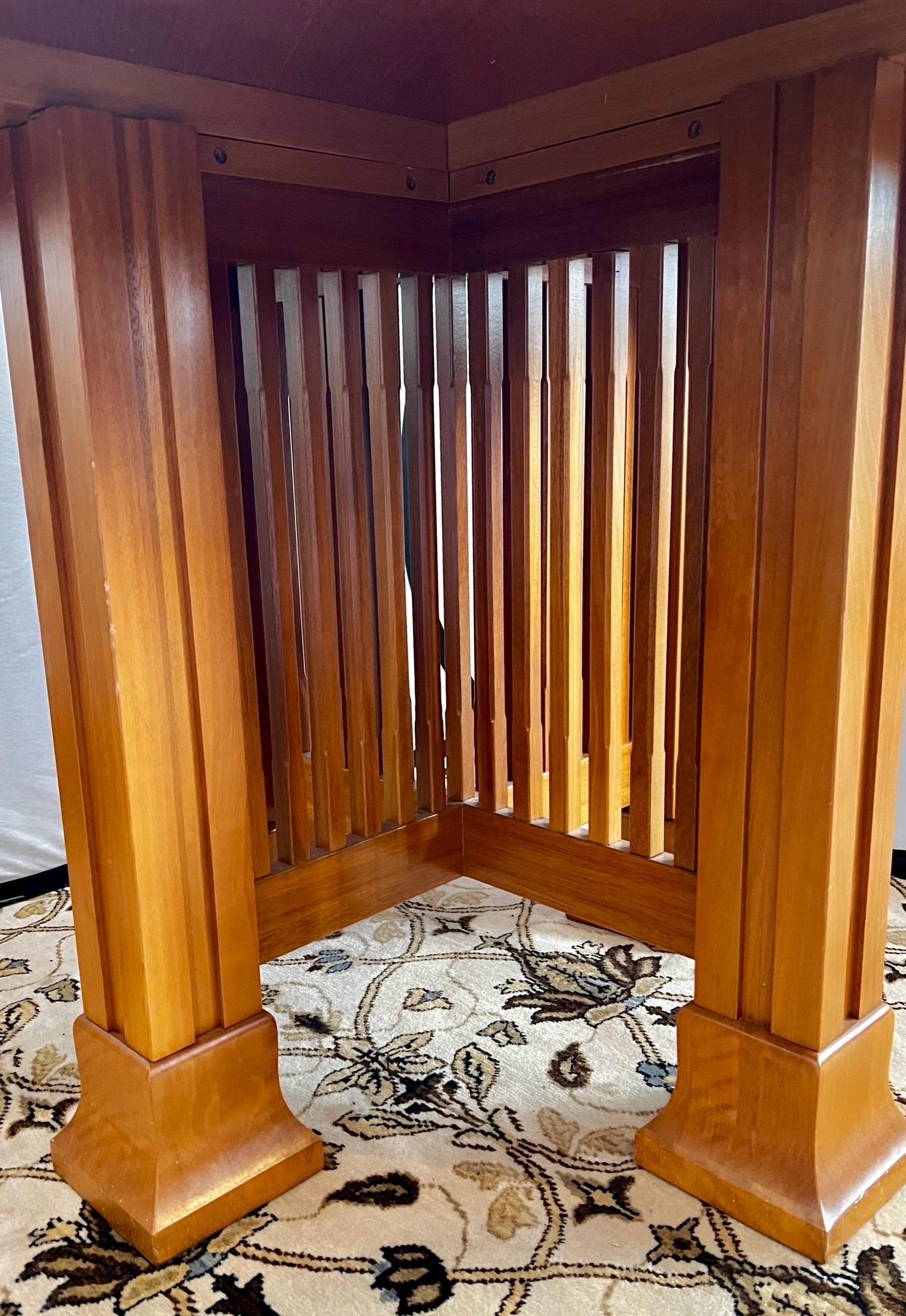 Raro tavolo rotondo da pranzo o da ingresso di Frank Lloyd Wright per Cassina, risalente al 1980 circa.
Realizzato in legno di ciliegio e composto da due parti, un piano liscio che si incastra con la base sottostante.  La base è un capolavoro con un