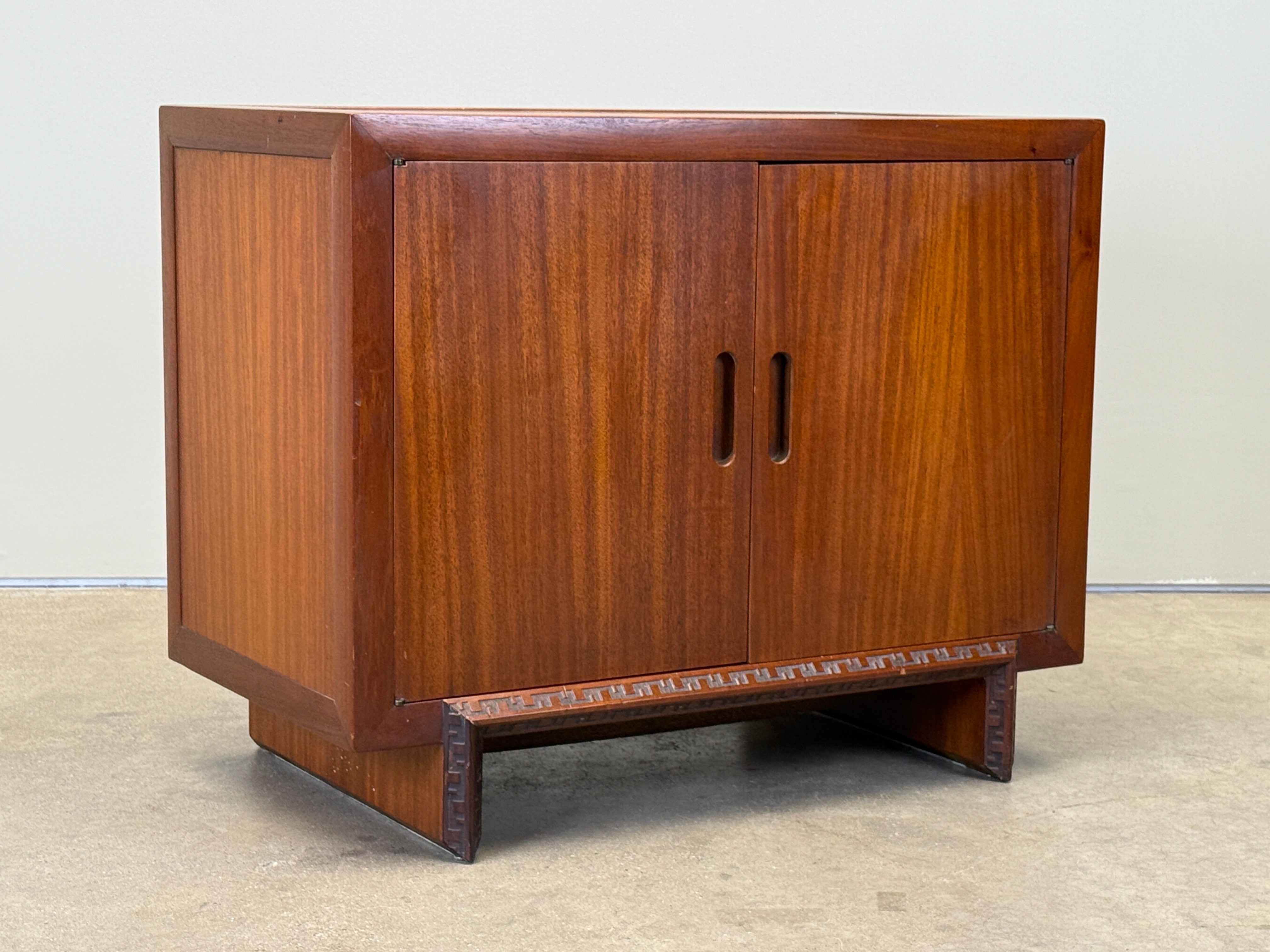 Armadio in mogano con dettagli in chiave greca di Frank Lloyd Wright per Henredon. 