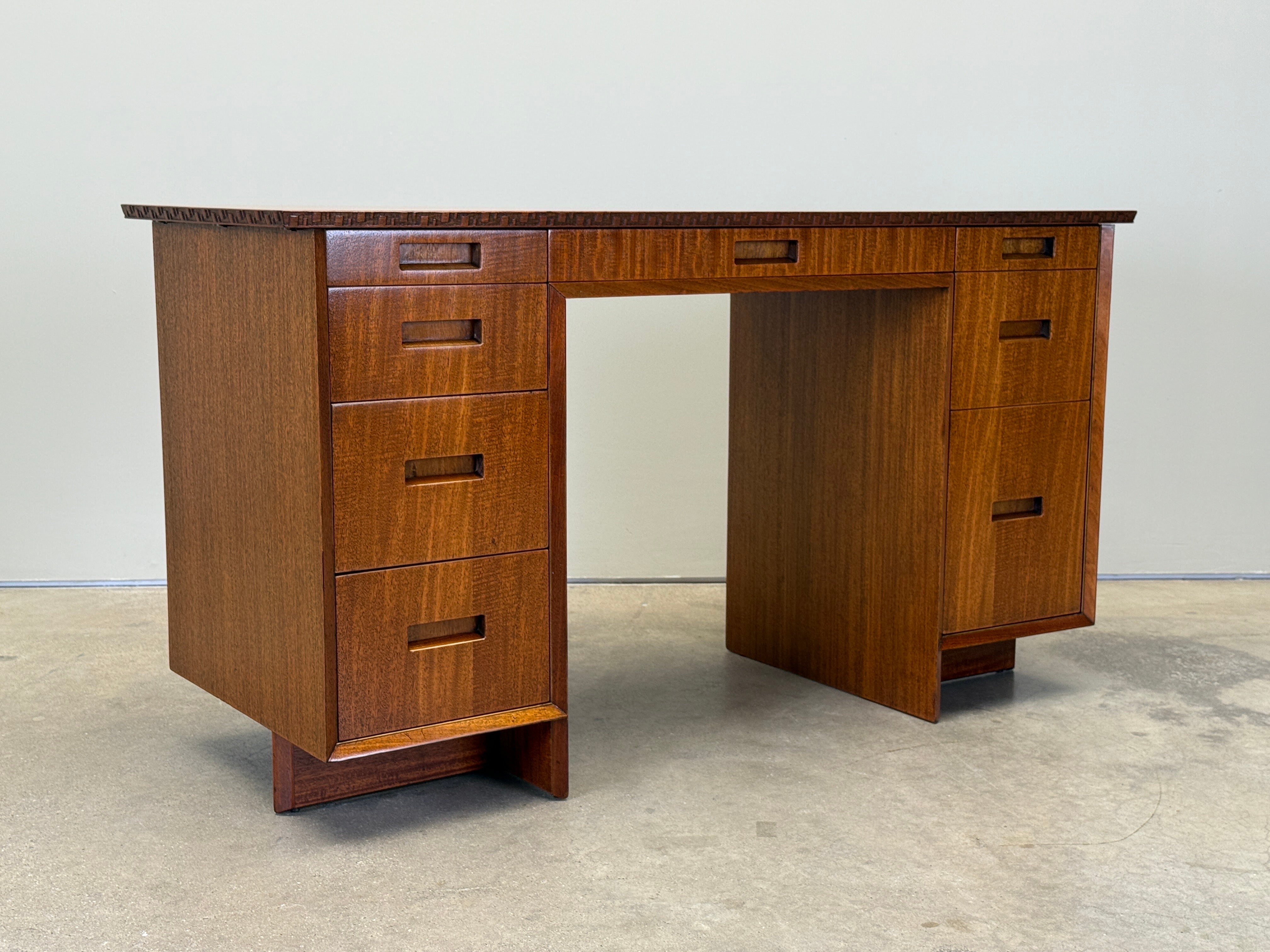 Bureau en acajou conçu par Frank Lloyd Wright pour Henredon.