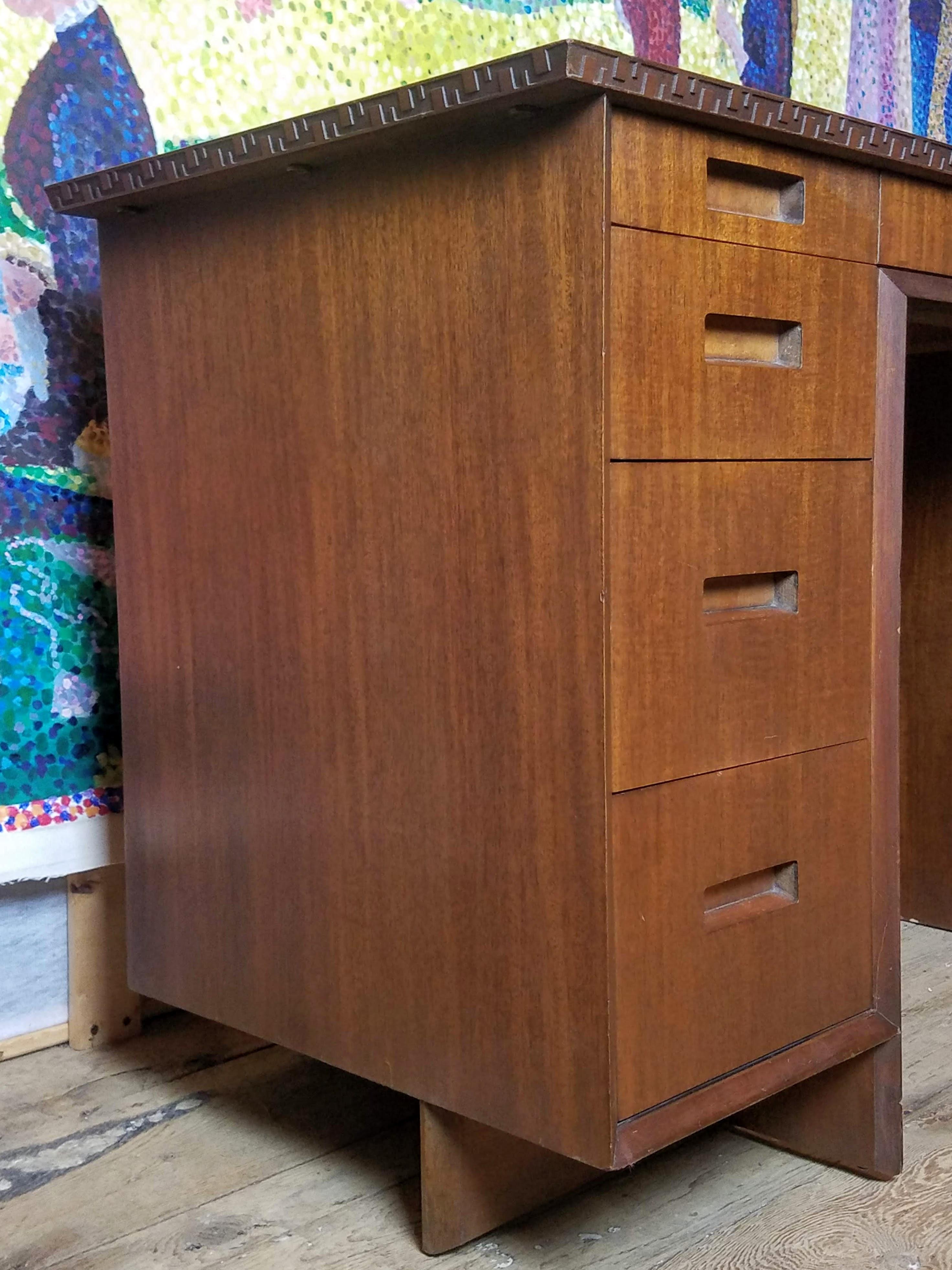 Frank Lloyd Wright for Heritage  Henredon Taliesin Mahogany Desk 1955/56 In Good Condition For Sale In Camden, ME