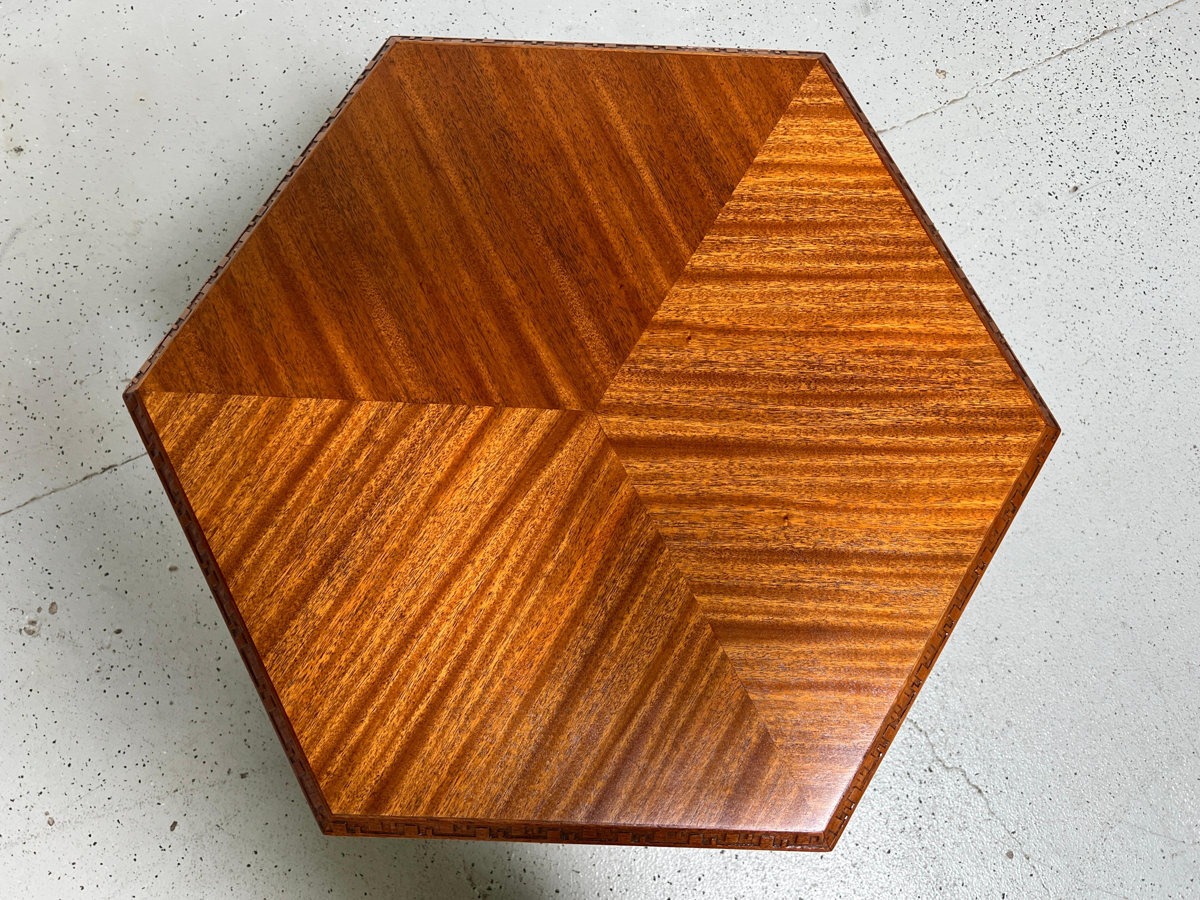 Milieu du XXe siècle Table hexagonale Frank Lloyd Wright pour Henredon