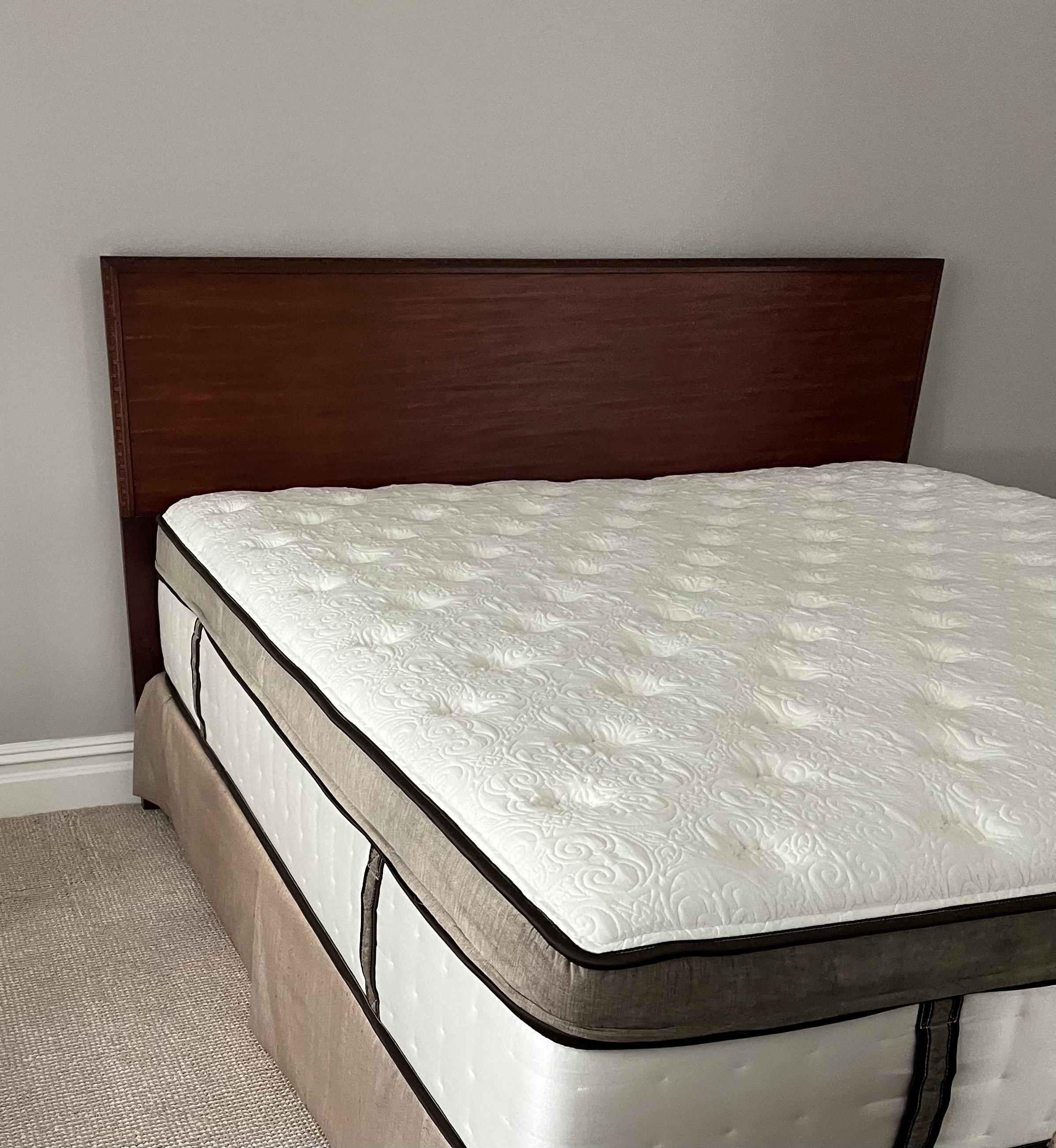 Frank Lloyd Wright for Henredon Kingsize Headboard In Excellent Condition For Sale In Lyndhurst, NJ