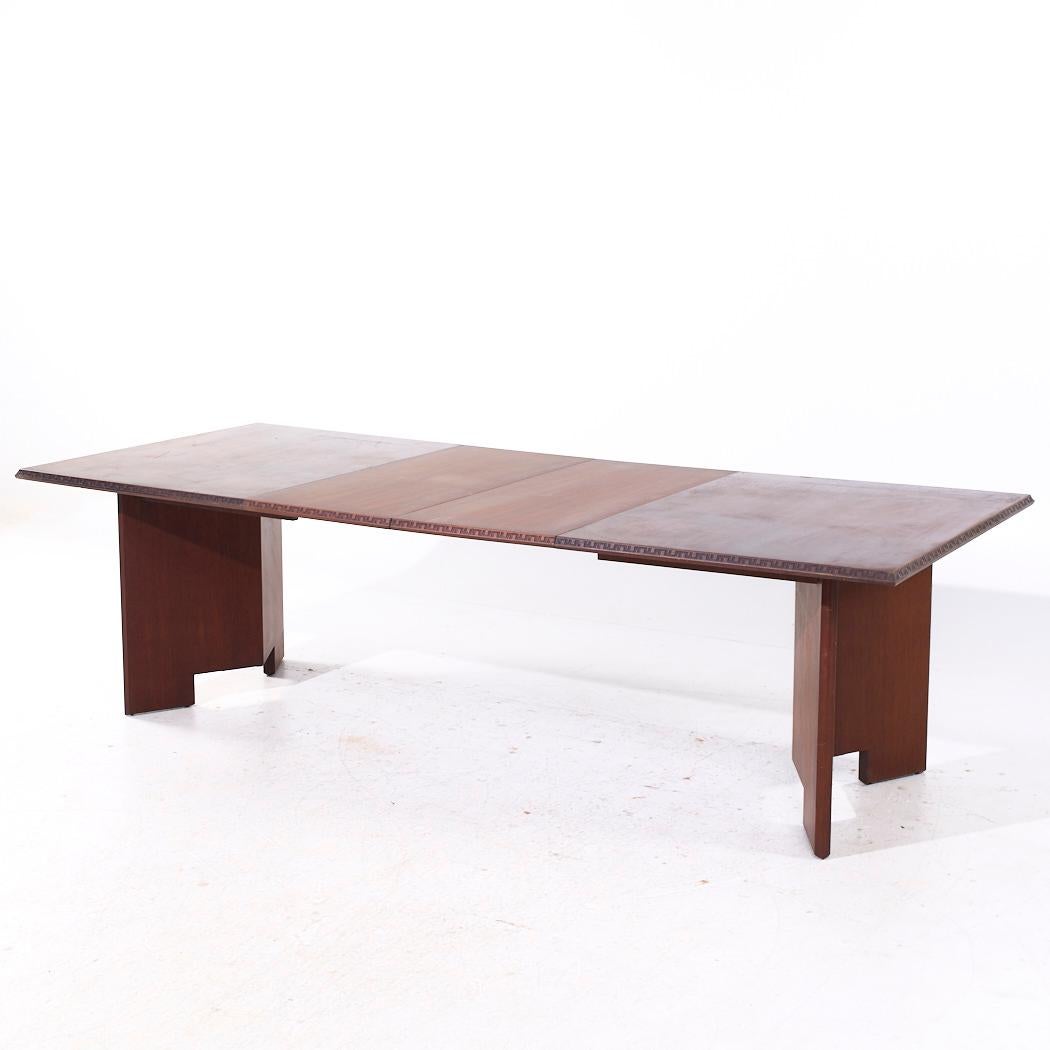 Frank Lloyd Wright for Heritage Henredon Mid Century Taliesin Table de salle à manger en acajou avec 2 Franks

Cette table mesure : 64 large x 42 profond x 28,75 pouces de haut, avec un dégagement pour les chaises de 27,5 pouces, chaque feuille