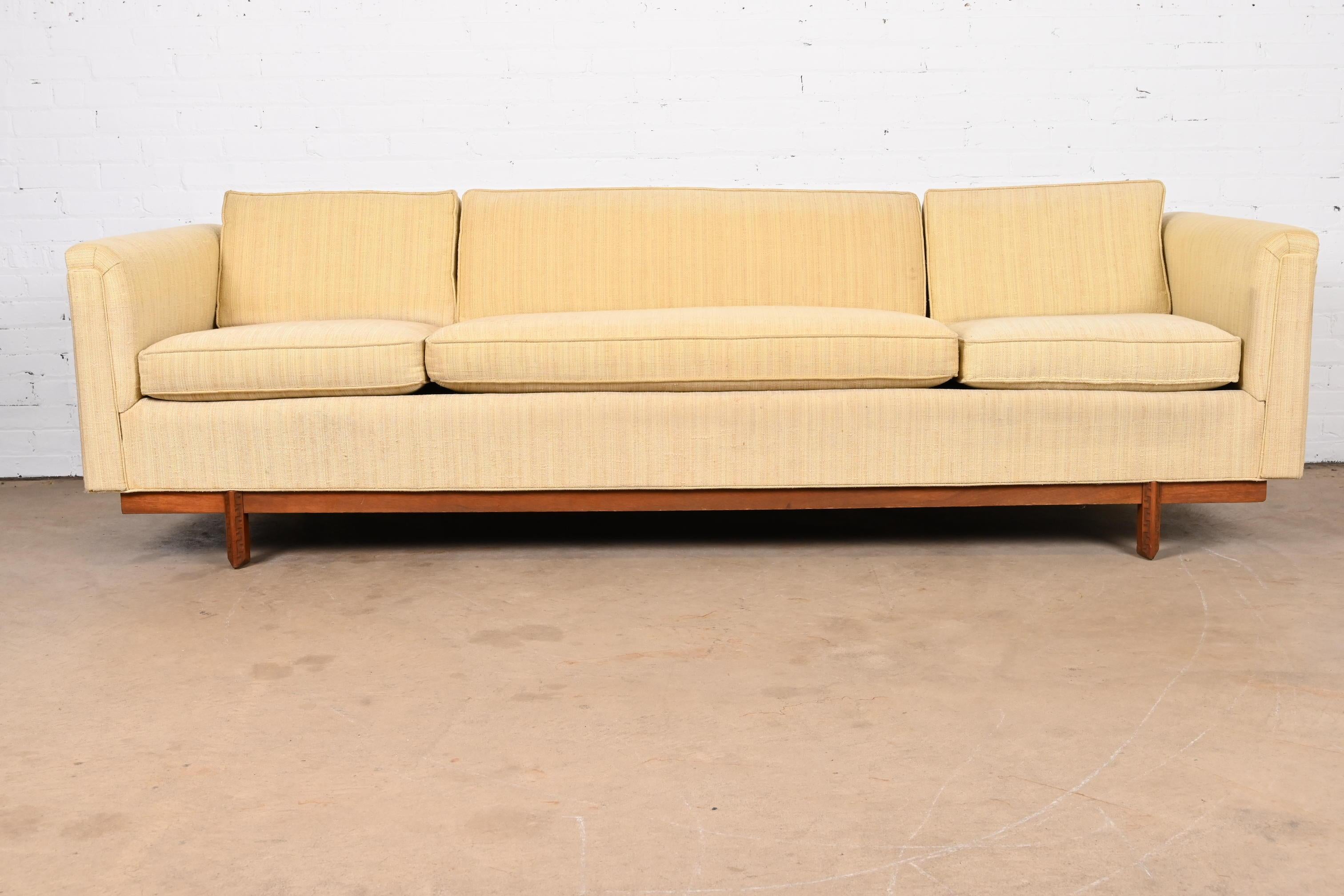 Frank Lloyd Wright for Heritage Henredon Taliesin Long Sofa, 1950s In Good Condition In South Bend, IN