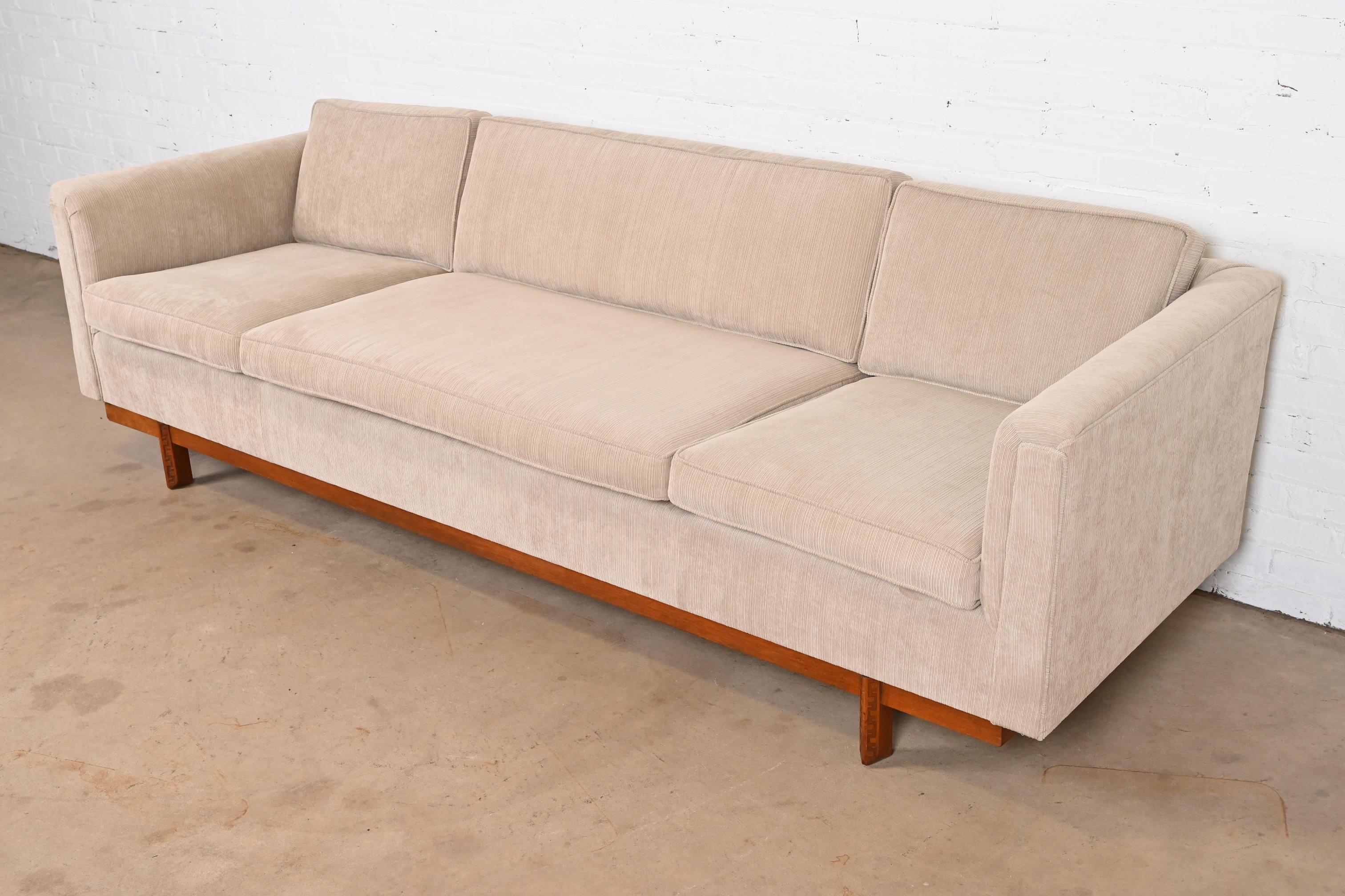 Frank Lloyd Wright for Heritage Henredon Taliesin Long Sofa, 1950s In Good Condition In South Bend, IN