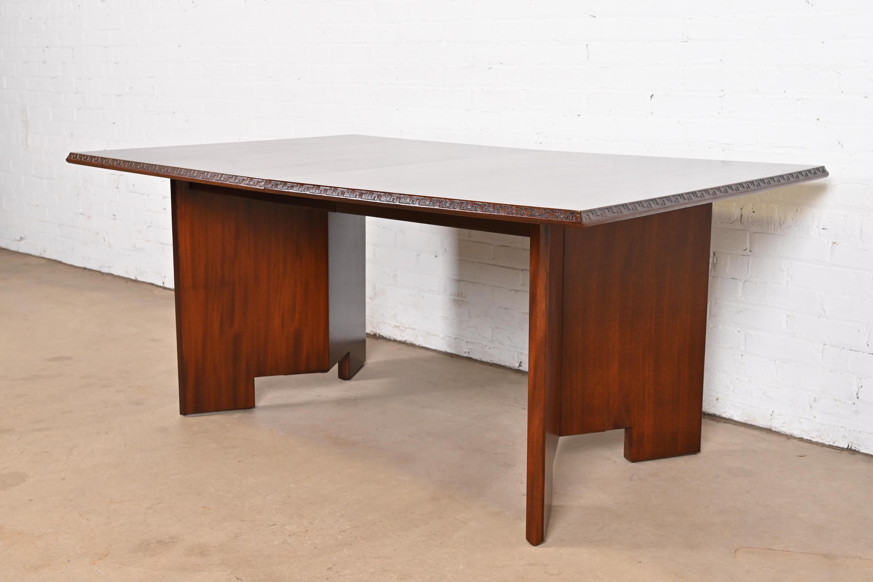 Très rare et exceptionnelle table de salle à manger 