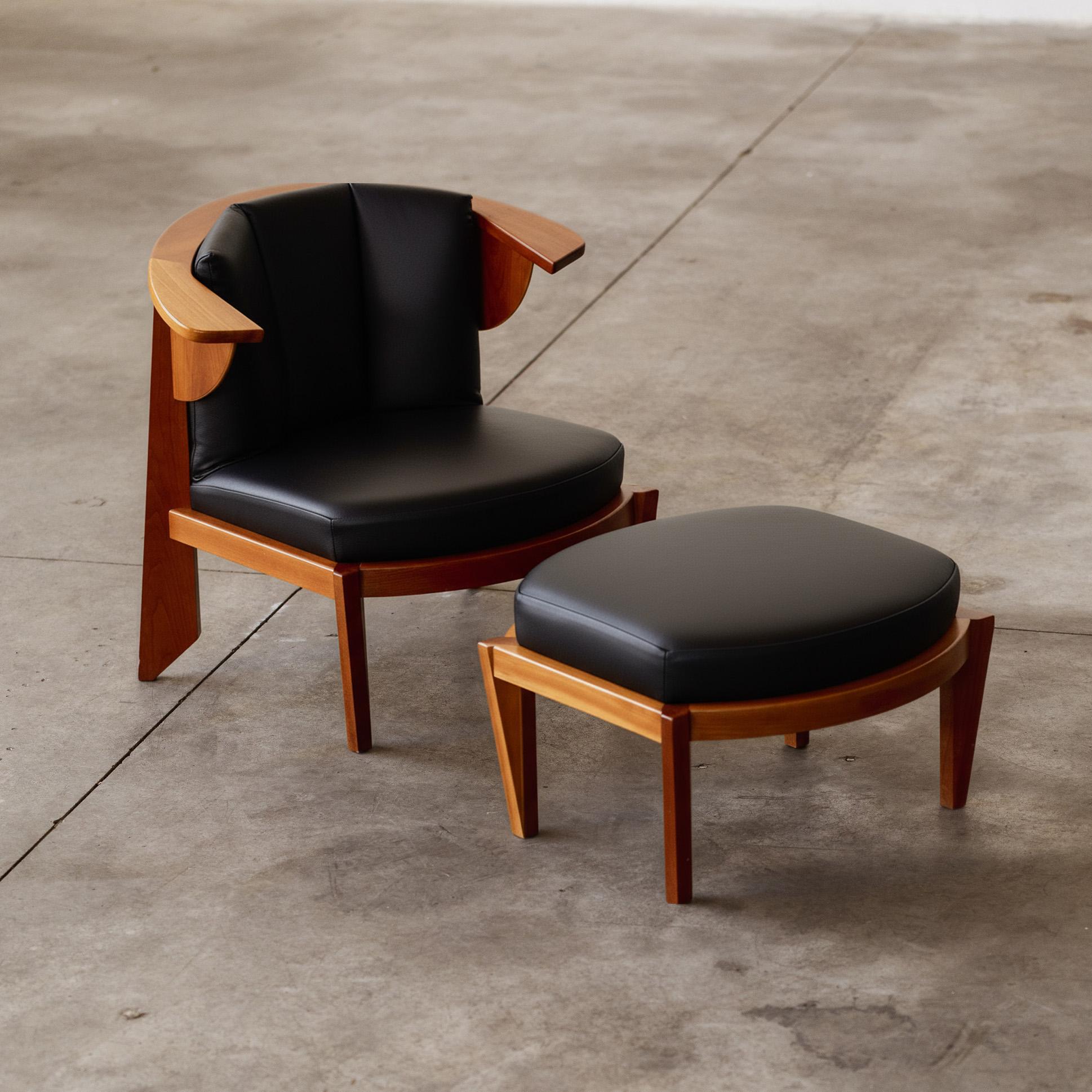 Frank Lloyd Wright “Friedman” Lounge Set for Cassina, cherry wood and black leather, Italy, 1956

The Friedman armchair and ottoman, designed by Frank Lloyd Wright, reflect his iconic Usonian principles of simplicity, functionality, and harmony with