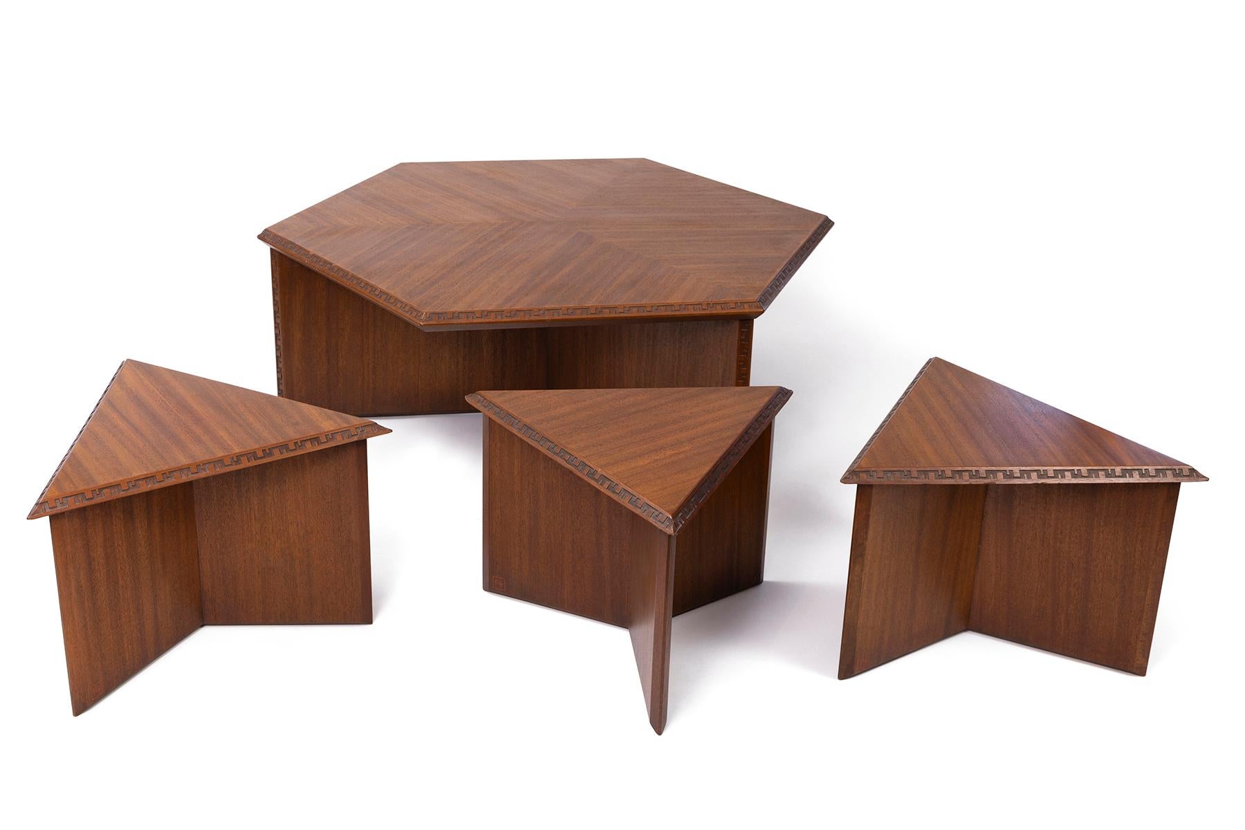 Table basse hexagonale Frank Lloyd Wright pour Heritage Henredon et tables d'appoint en forme de coin, 1956. Ces œuvres ont été achetées aux propriétaires d'origine et conservent leur finition d'origine. Cette ligne n'a été produite que pendant deux