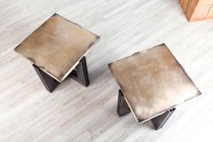 Mesa auxiliar inspirada en Frank Lloyd Wright de bronce y nogal ebonizado