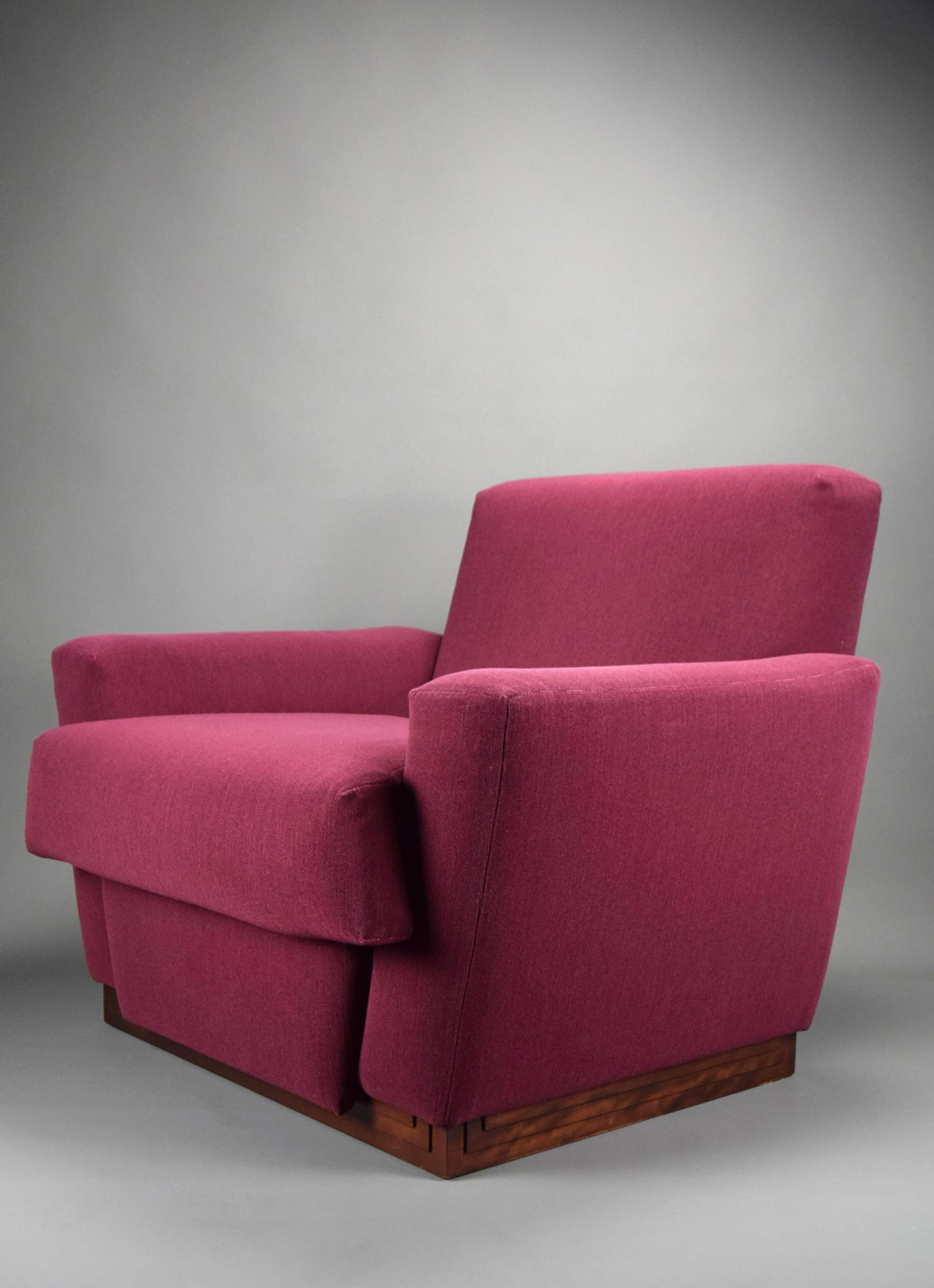 Sillón de edición limitada diseñado por Frank Lloyd Wright en la década de 1920 para el Hotel Imperial de Tokio. 

Cassina (propietaria de la licencia del catálogo de muebles FLW) puso en producción limitada en 1996 un número selecto de diseños de