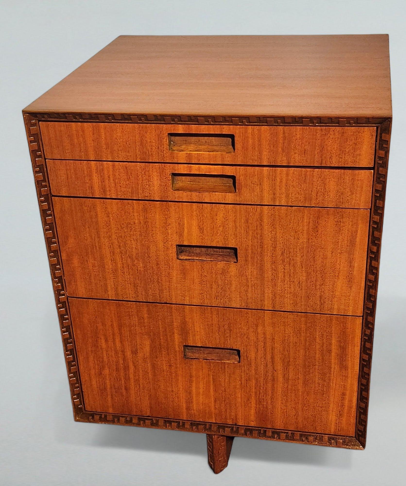 Découvrez un rare et exceptionnel Frank Lloyd Wright 1955 Small 4-Drawer Cabinet from his Taliesin line for Heritage-Henredon convenant également comme table de nuit ou table d'appoint. 

Produite en 1955-1956 seulement, cette collection a été