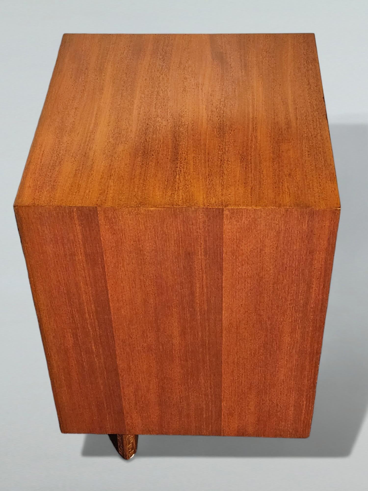 Sculpté à la main Commode 4 tiroirs en acajou de Frank Lloyd Wright Heritage Henredon 1955 en vente