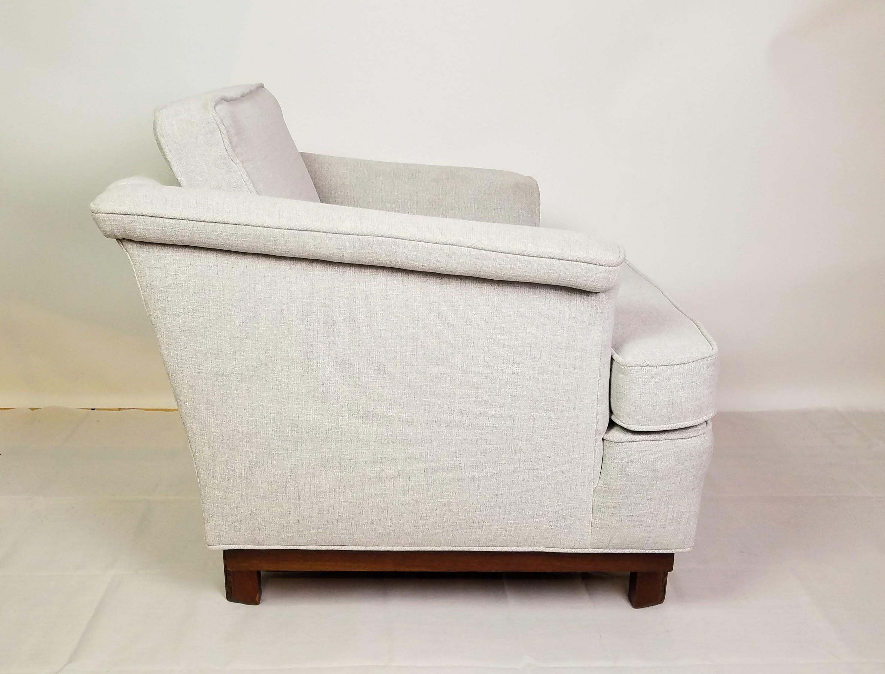 Klassischer Mahagoni-Sessel von Frank Lloyd Wright, entworfen für seine Taliesin-Linie, hergestellt von Heritage Henredon in den Jahren 1955/56.
Der massive Mahagonisockel ist in sehr gutem Zustand mit kleinen Ausbesserungen. 
Die Polsterung des