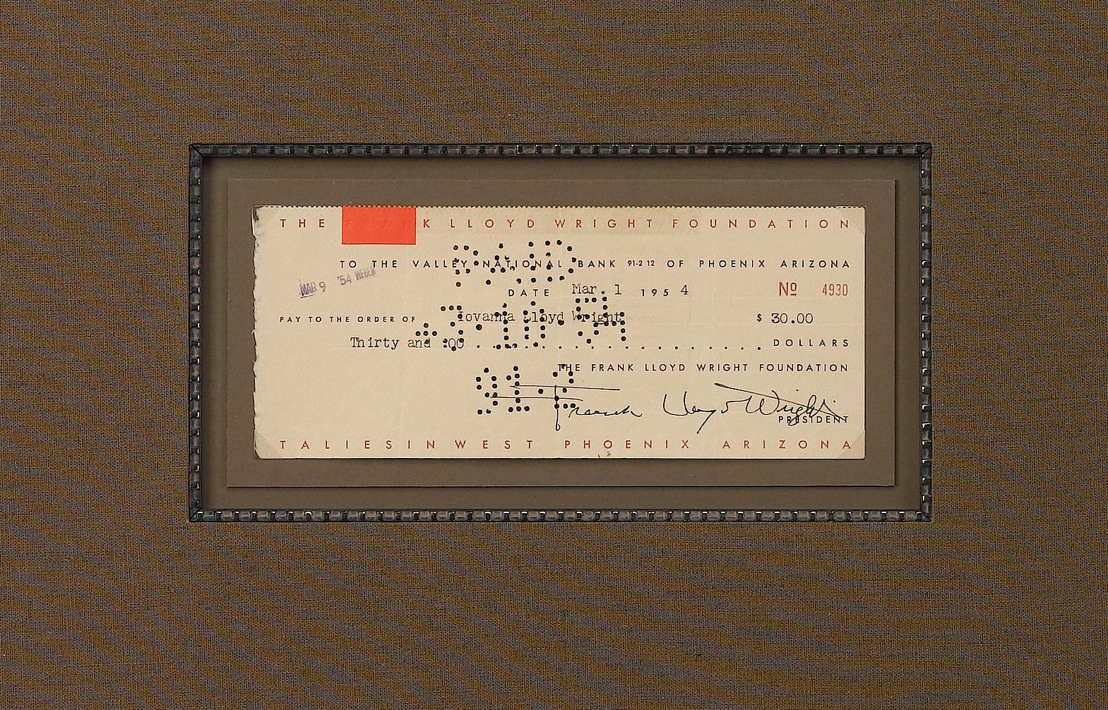 Voici un chèque bancaire original de la Frank Lloyd Wright Foundation, signé par le célèbre architecte Frank Lloyd Wright. Le chèque est daté du 1er mars 1954, à l'ordre de Lloyds Wright, pour un montant de 30,00 $. Fantastique pièce d'association,