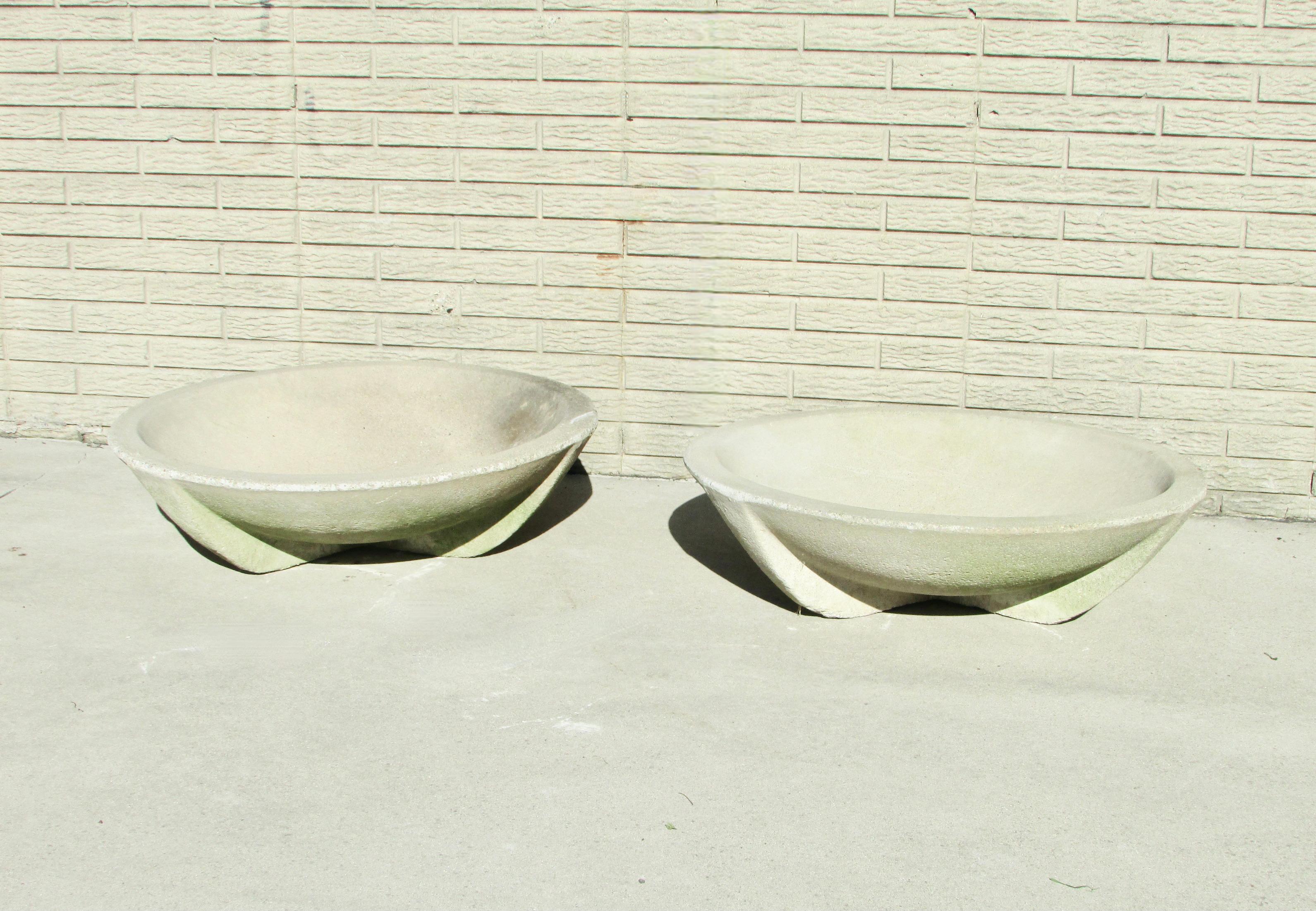 Frank Lloyd Wright Style Arts and Crafts Prairie School Cement Planter Pots In Good Condition For Sale In Ferndale, MI