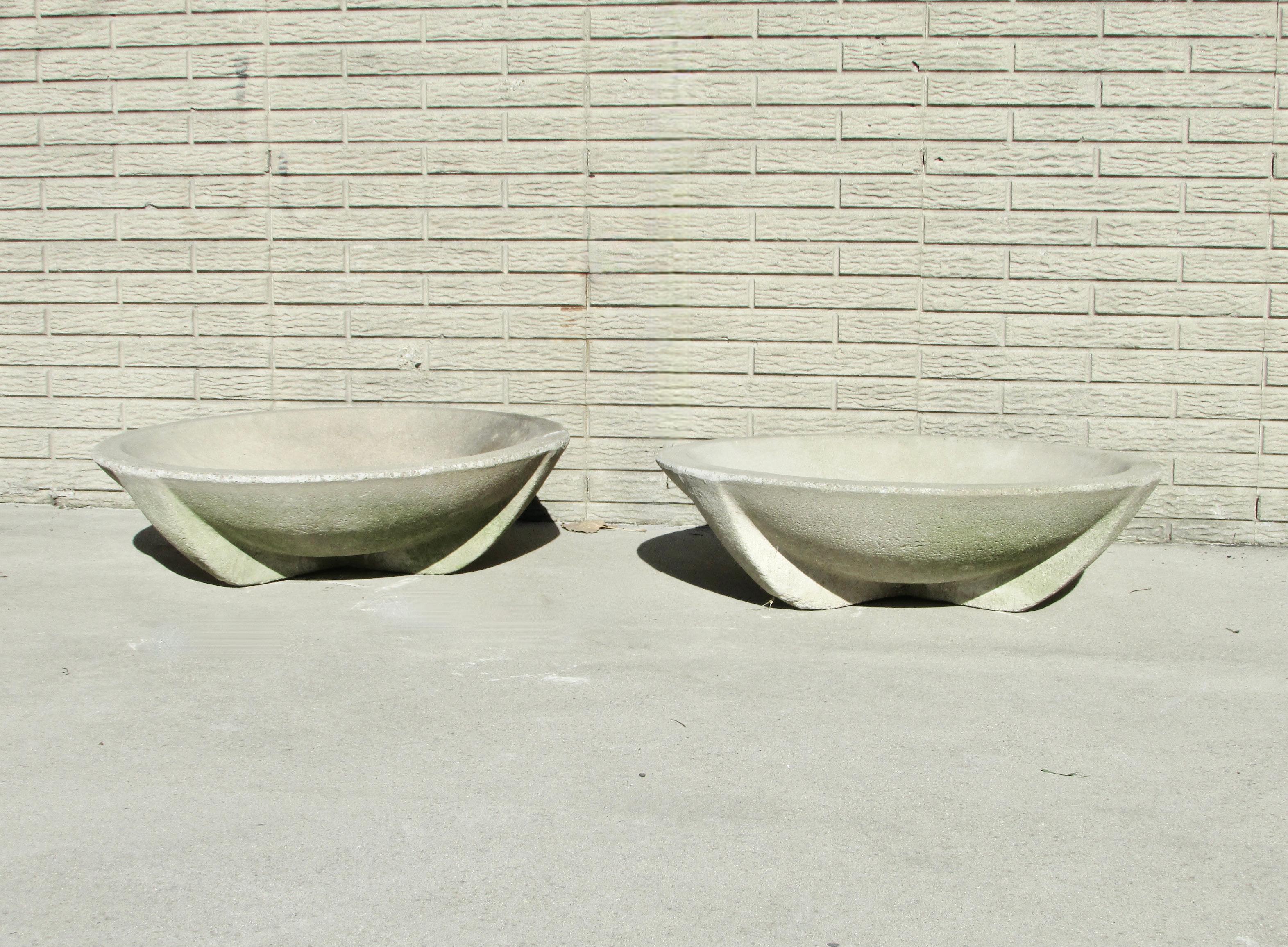 Frank Lloyd Wright Style Arts and Crafts Prairie School Cement Planter Pots In Good Condition For Sale In Ferndale, MI