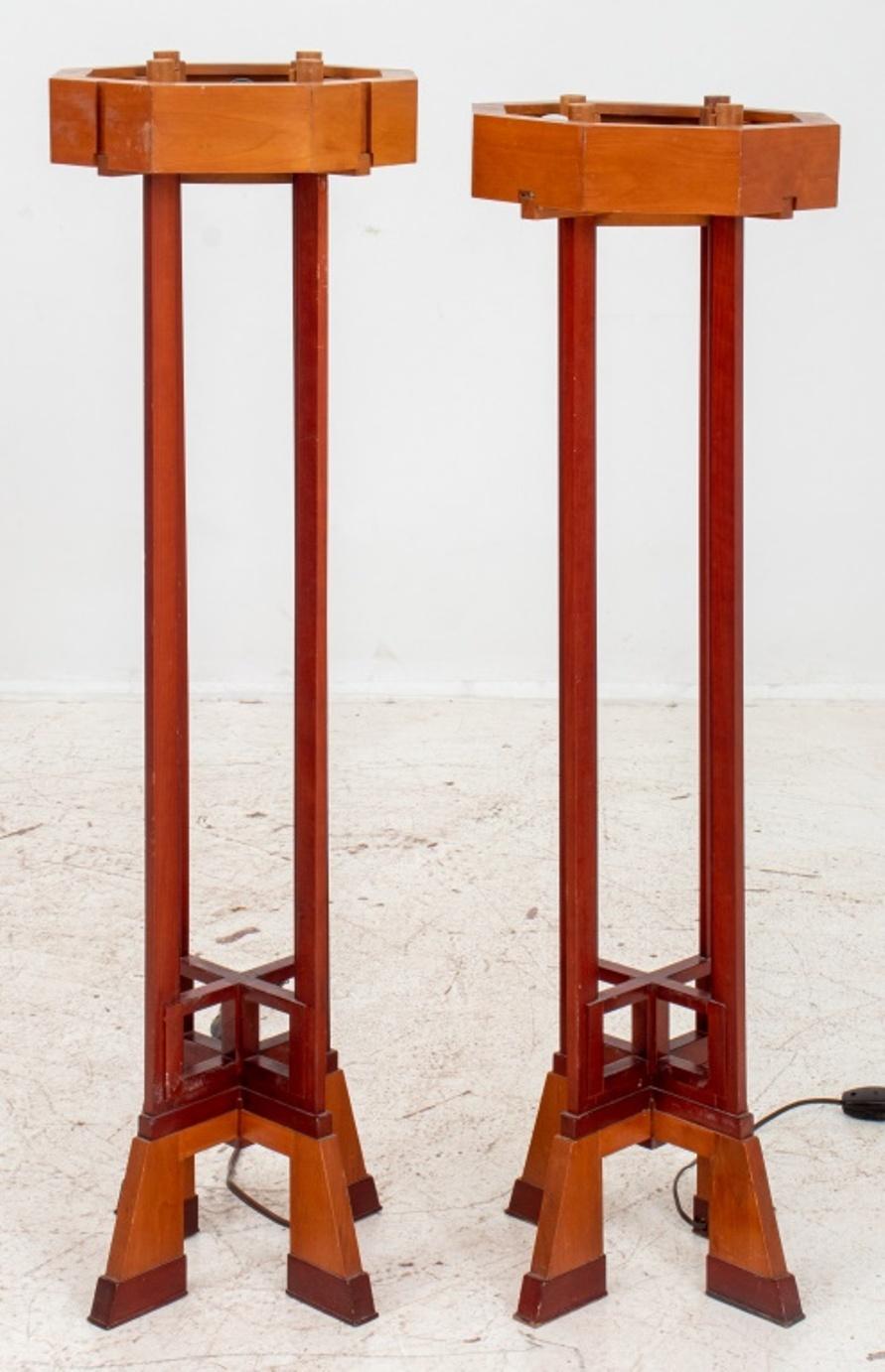 Paar Kirschbaumholz-Torchieres im Stil von Frank Lloyd Wright (Holz) im Angebot