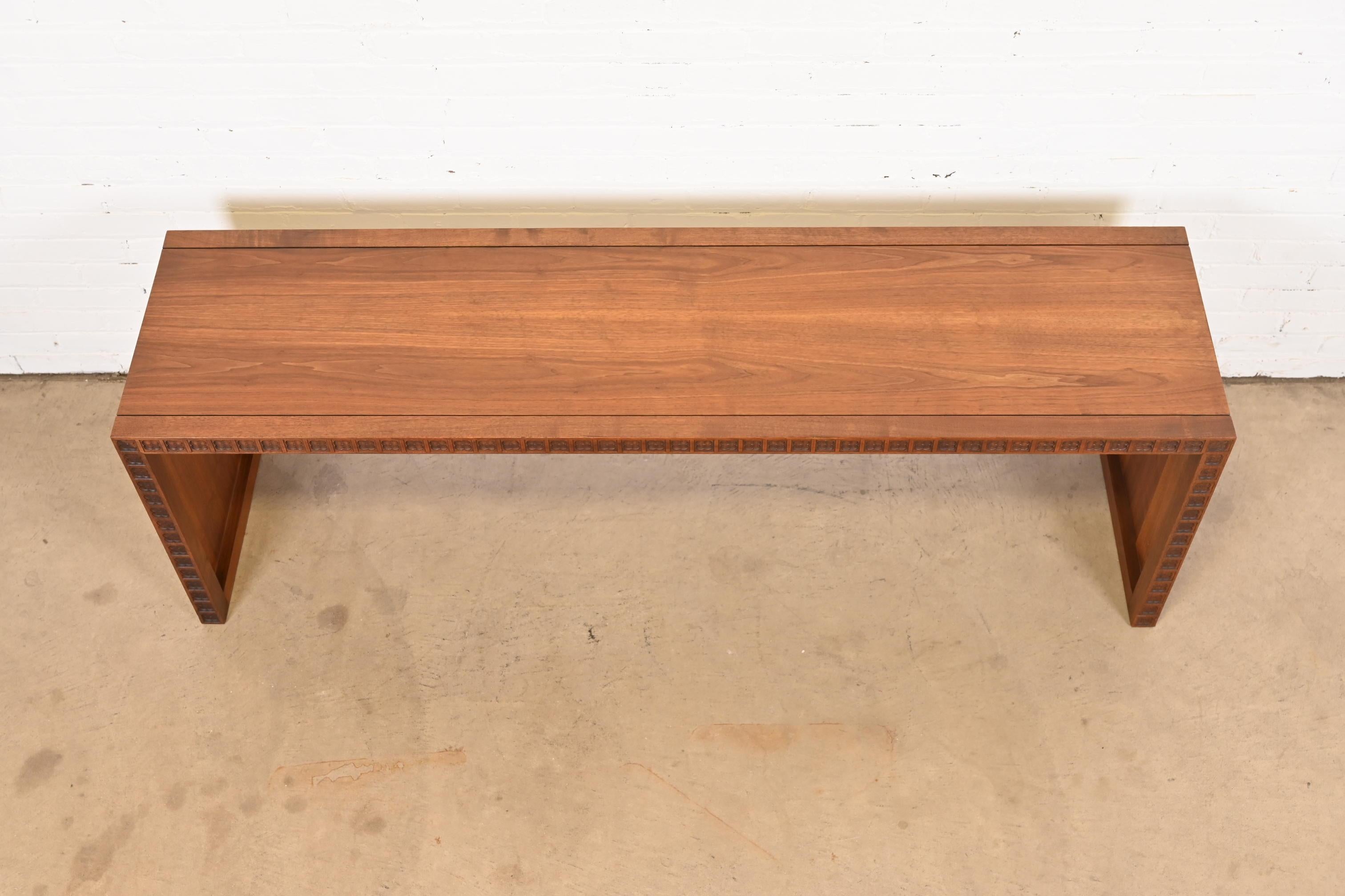 Table console en noyer sculpté de style Frank Lloyd Wright, moderne du milieu du siècle dernier 3