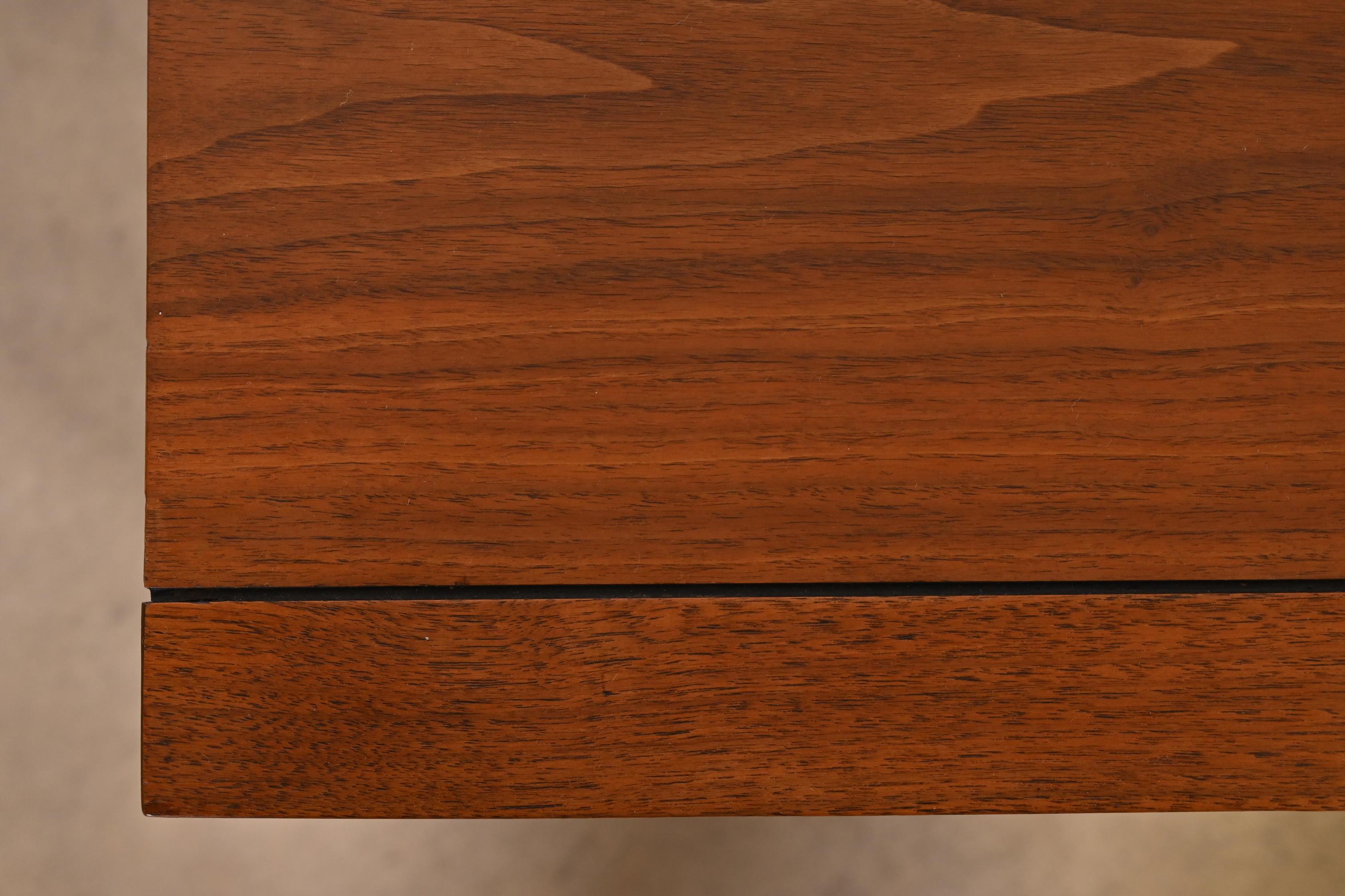 Table console en noyer sculpté de style Frank Lloyd Wright, moderne du milieu du siècle dernier 4
