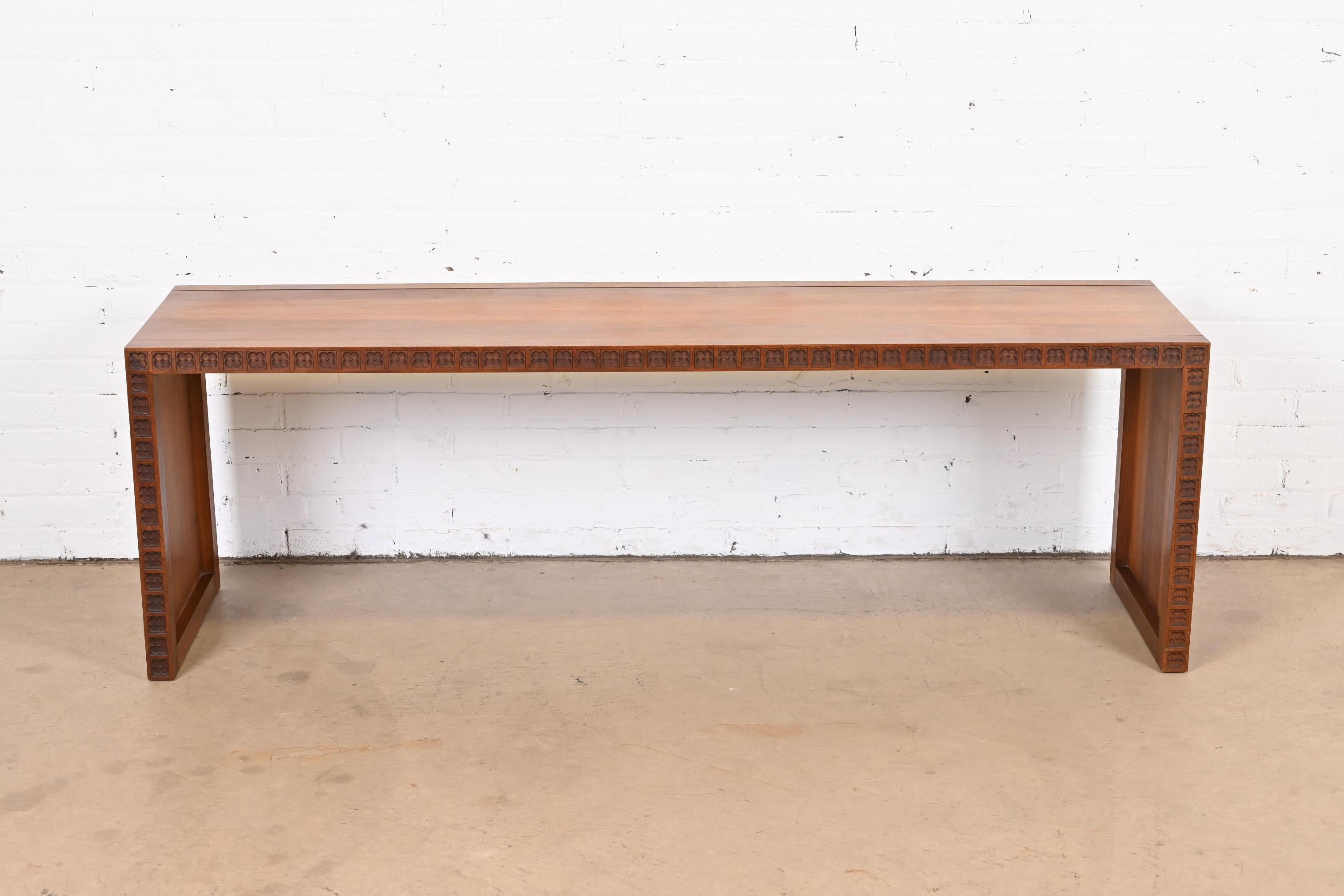 Magnifique table console, table de canapé ou table de cocktail en noyer sculpté, de style moderne du milieu du siècle.

Dans le style de Frank Lloyd Wright.

Par Marden Furniture of Chicago

États-Unis, années 1960

Mesures : 69.13 