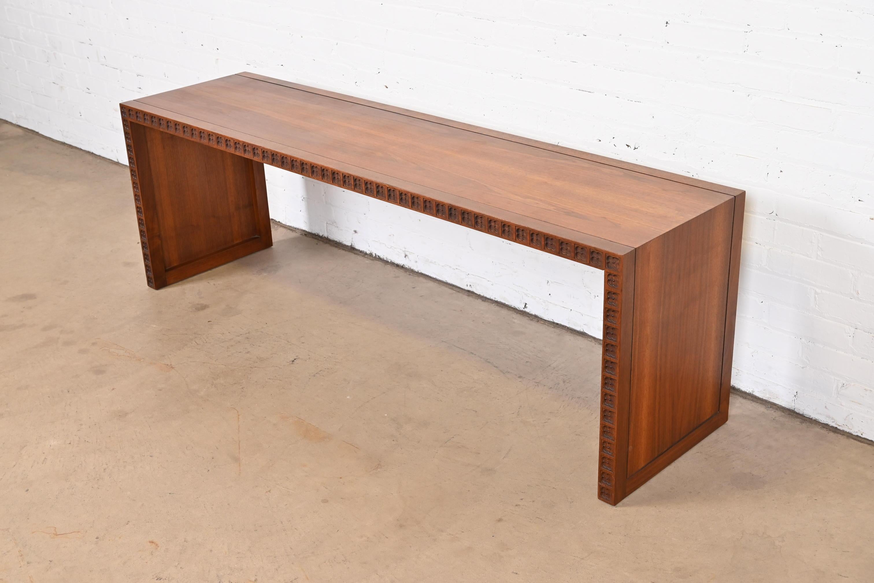 Américain Table console en noyer sculpté de style Frank Lloyd Wright, moderne du milieu du siècle dernier