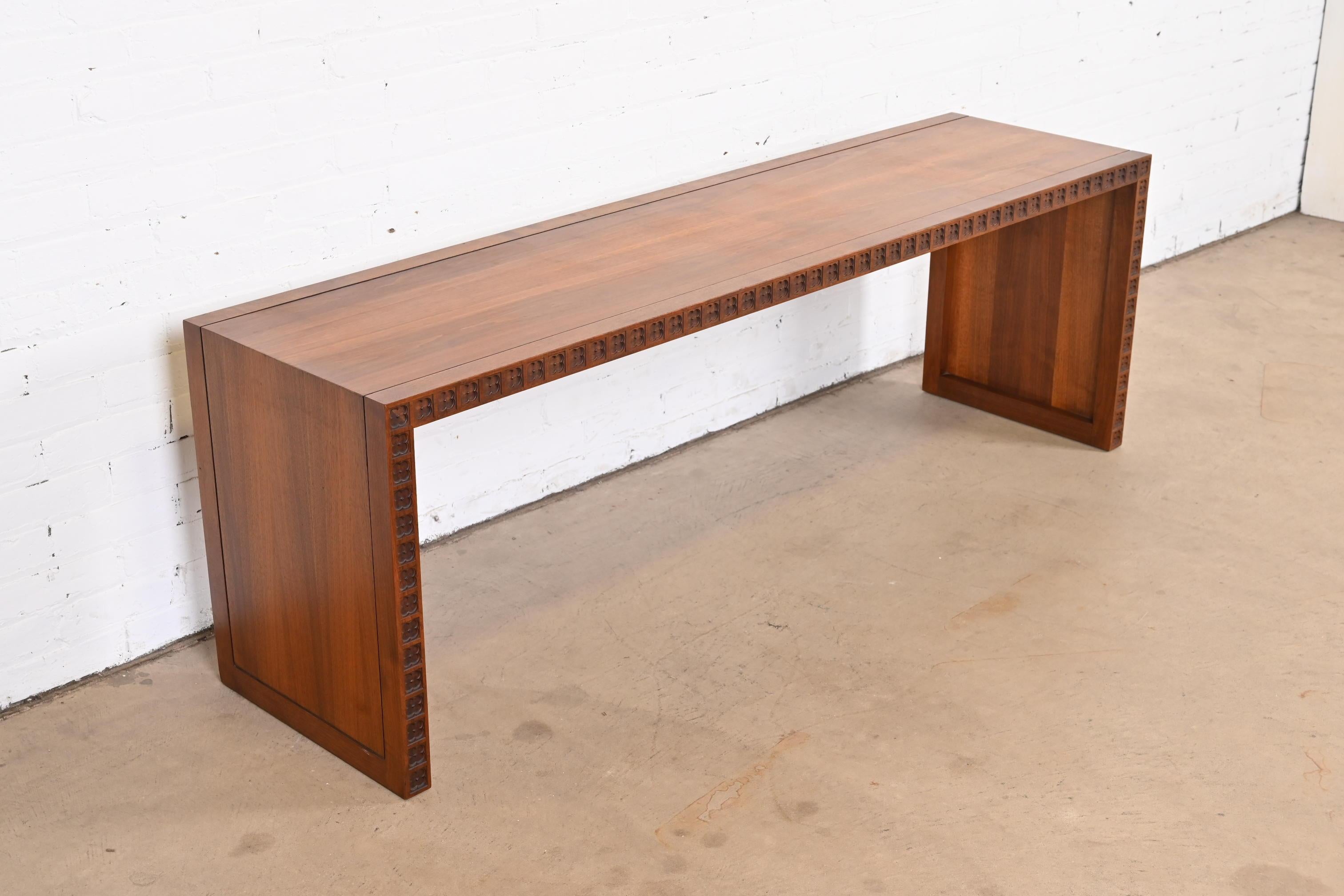 Milieu du XXe siècle Table console en noyer sculpté de style Frank Lloyd Wright, moderne du milieu du siècle dernier
