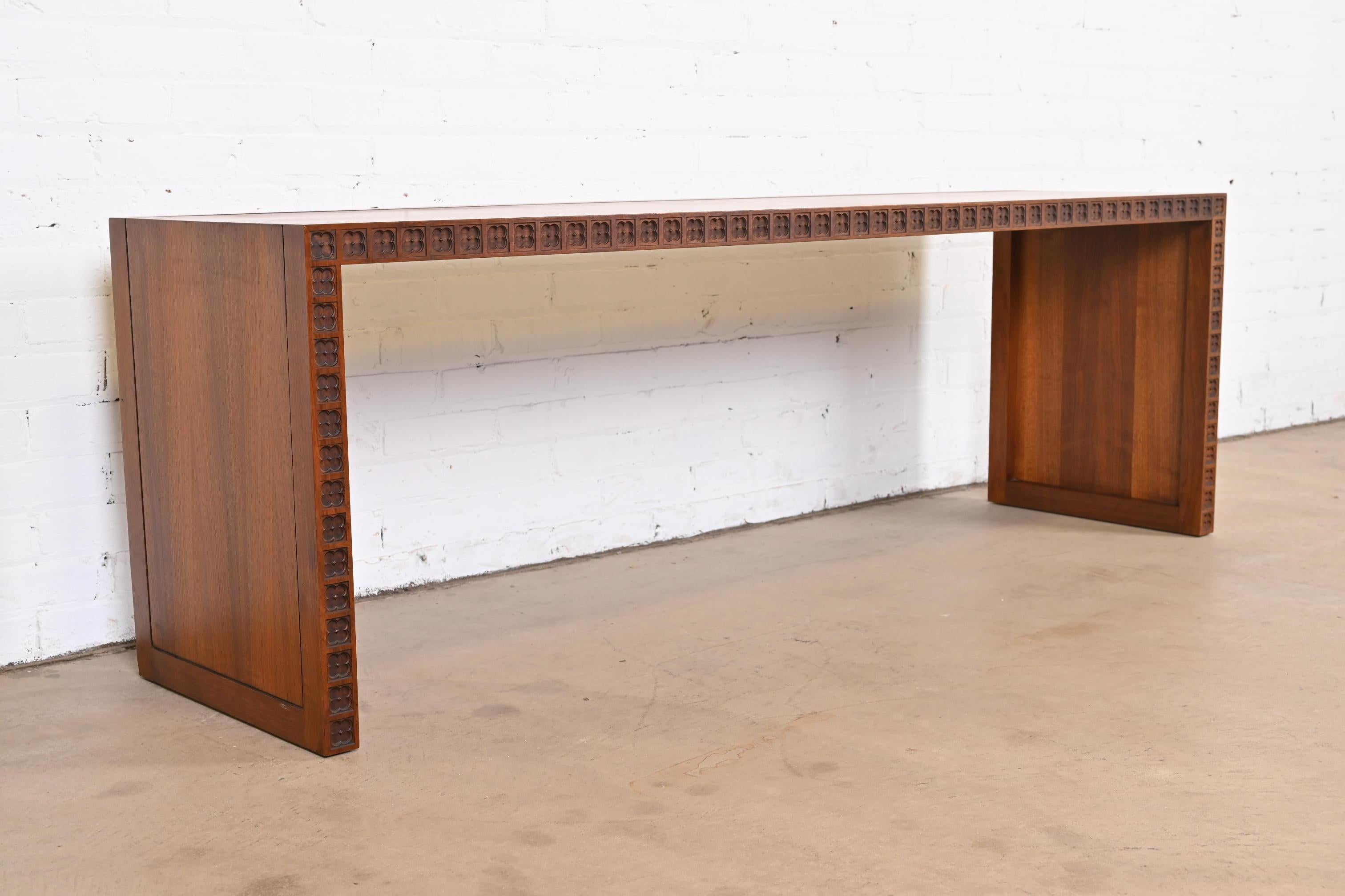 Noyer Table console en noyer sculpté de style Frank Lloyd Wright, moderne du milieu du siècle dernier