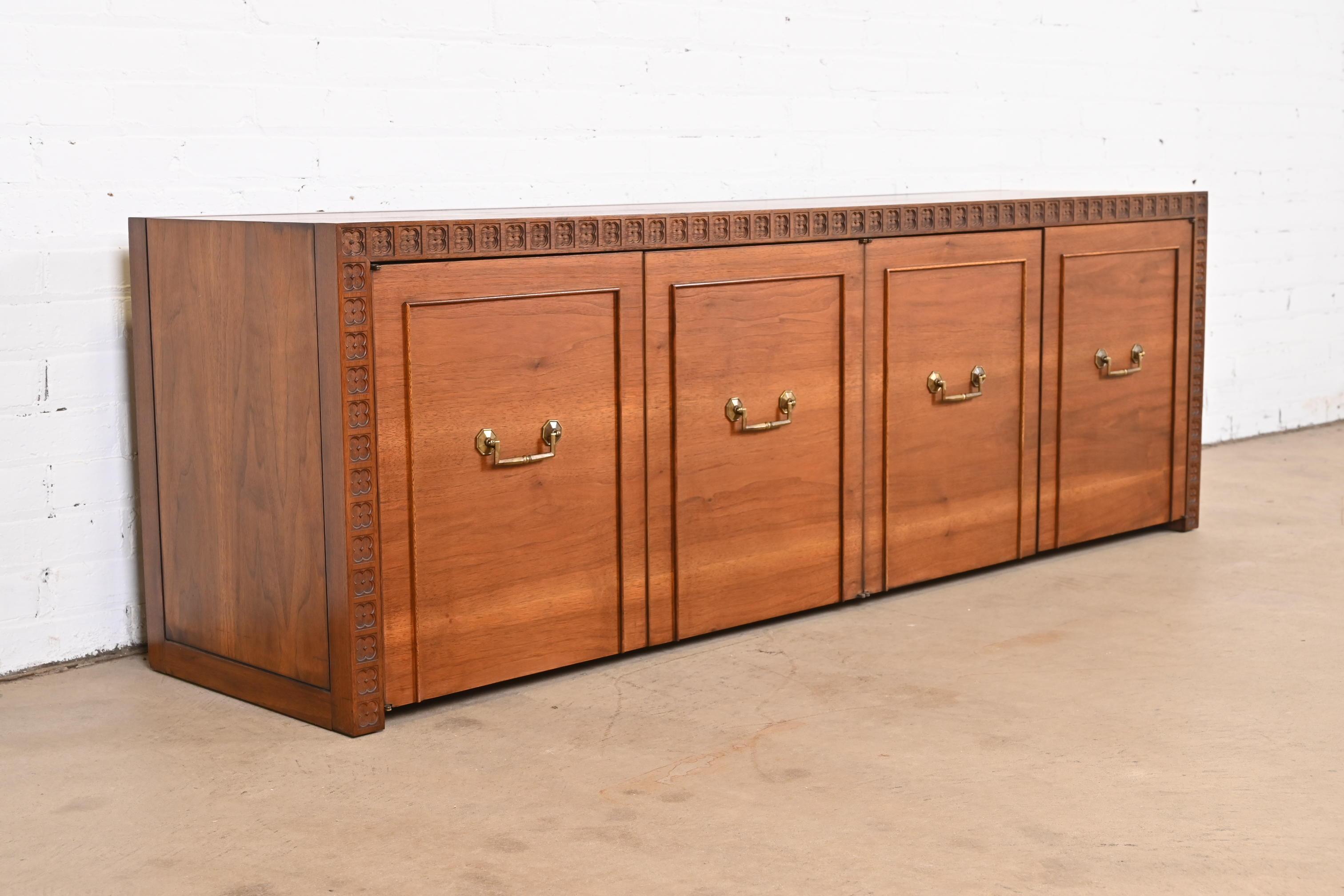A beautiful Mid-Century Modern carved walnut low credenza or bench with storage cabinet

In the style of Frank Lloyd Wright

By Marden Furniture of Chicago

USA, 1960s

Measures: 69.13
