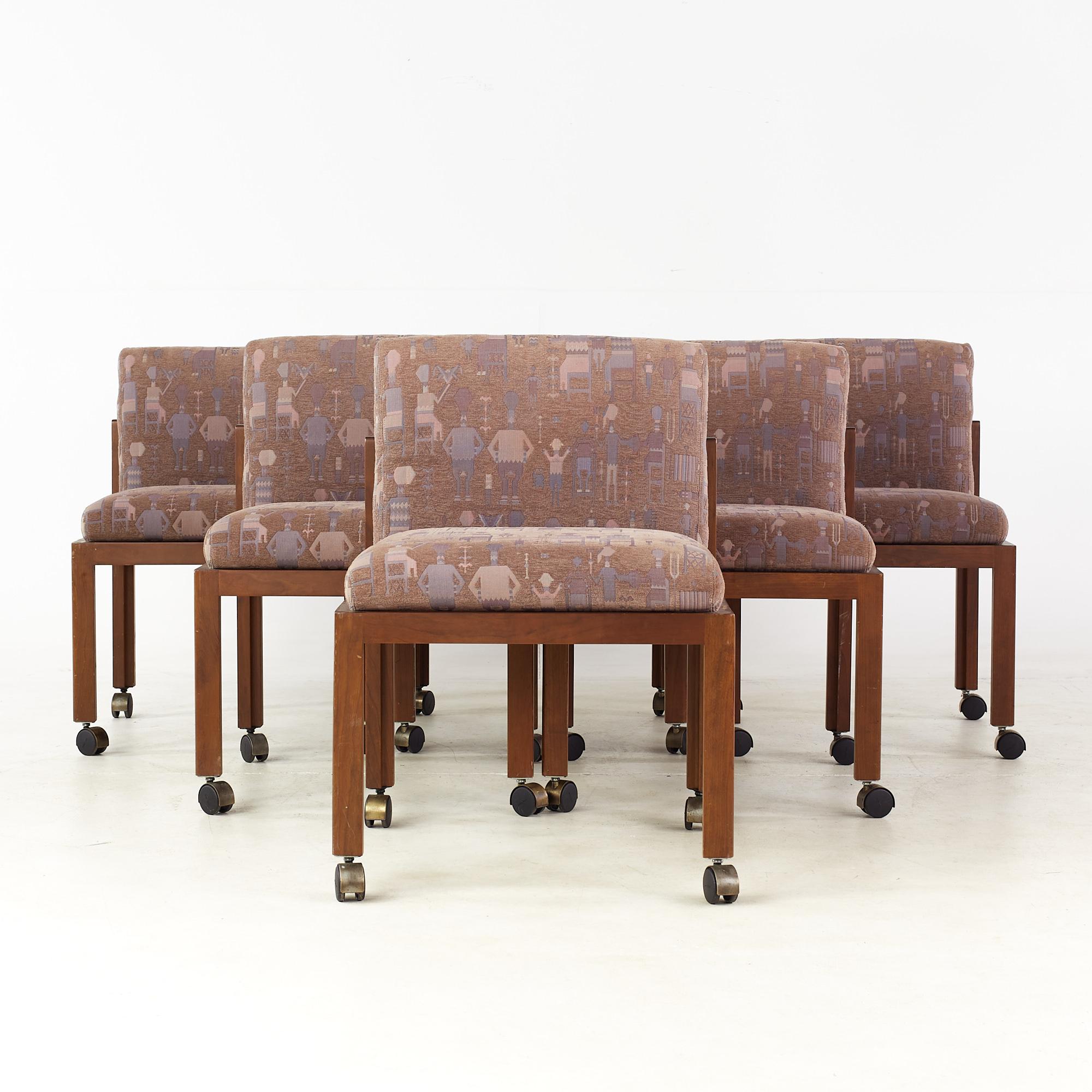 Esstischstühle im Stil von Frank Lloyd Wright aus der Mitte des Jahrhunderts - 6er-Set

Jeder armlose Stuhl misst: 22,5 breit x 22,75 tief x 32 hoch, mit einer Sitzhöhe von 19,5 Zoll

Alle Möbelstücke sind in einem so genannten restaurierten