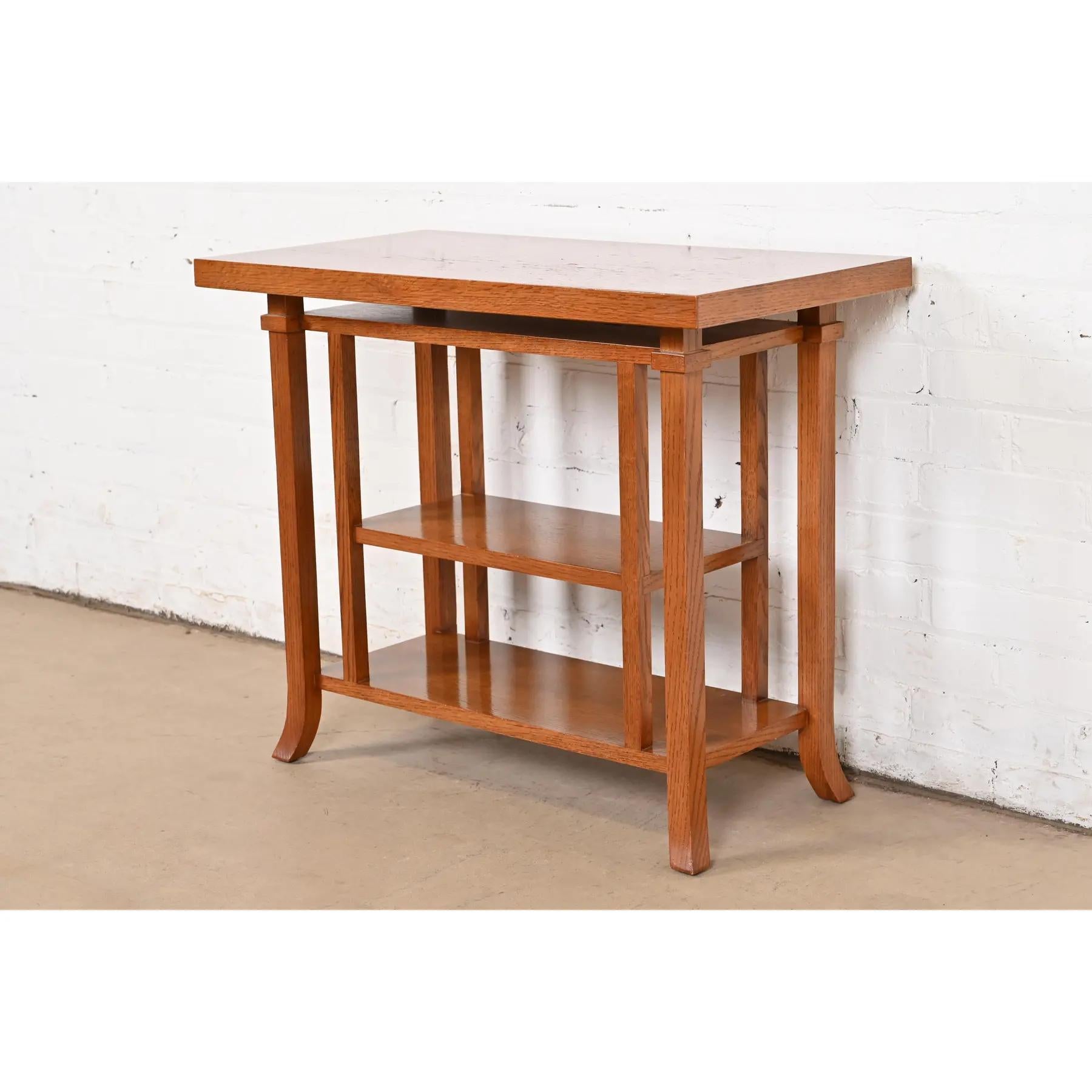 A beautiful Mission or Arts & Crafts style carved oak console table or occasional side table

In the manner of Frank Lloyd Wright

USA, Late 20th Century

Measures: 30