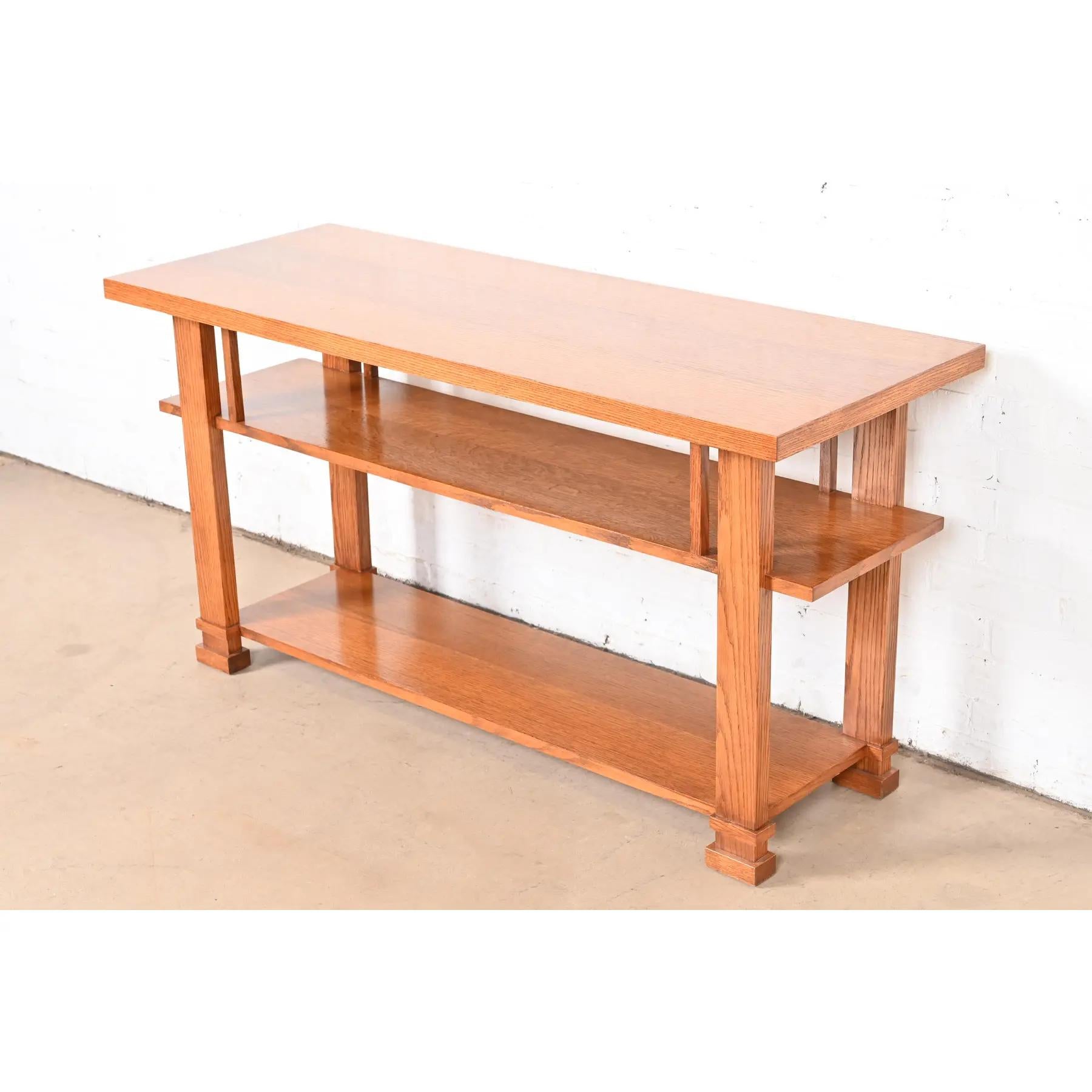A beautiful Mission or Arts & Crafts style carved oak console table

In the manner of Frank Lloyd Wright

USA, Late 20th Century

Measures: 53