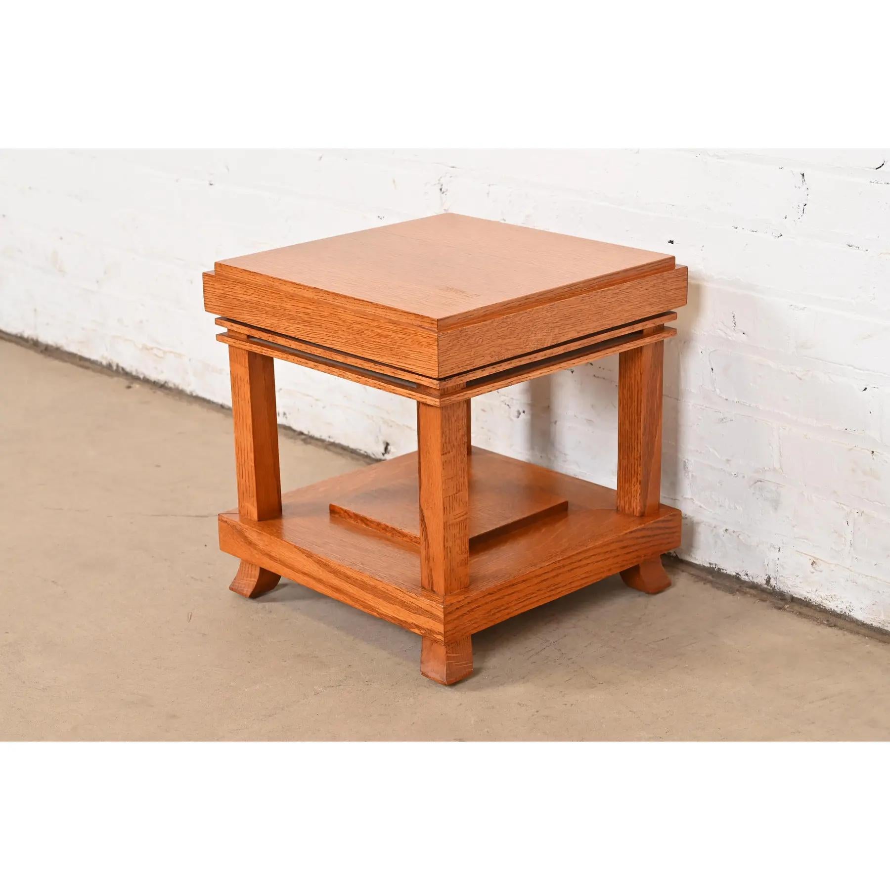 An exceptional Mission, Arts & Crafts, or Prairie style carved oak occasional side table

In the manner of Frank Lloyd Wright

USA, Late 20th Century

Measures: 14