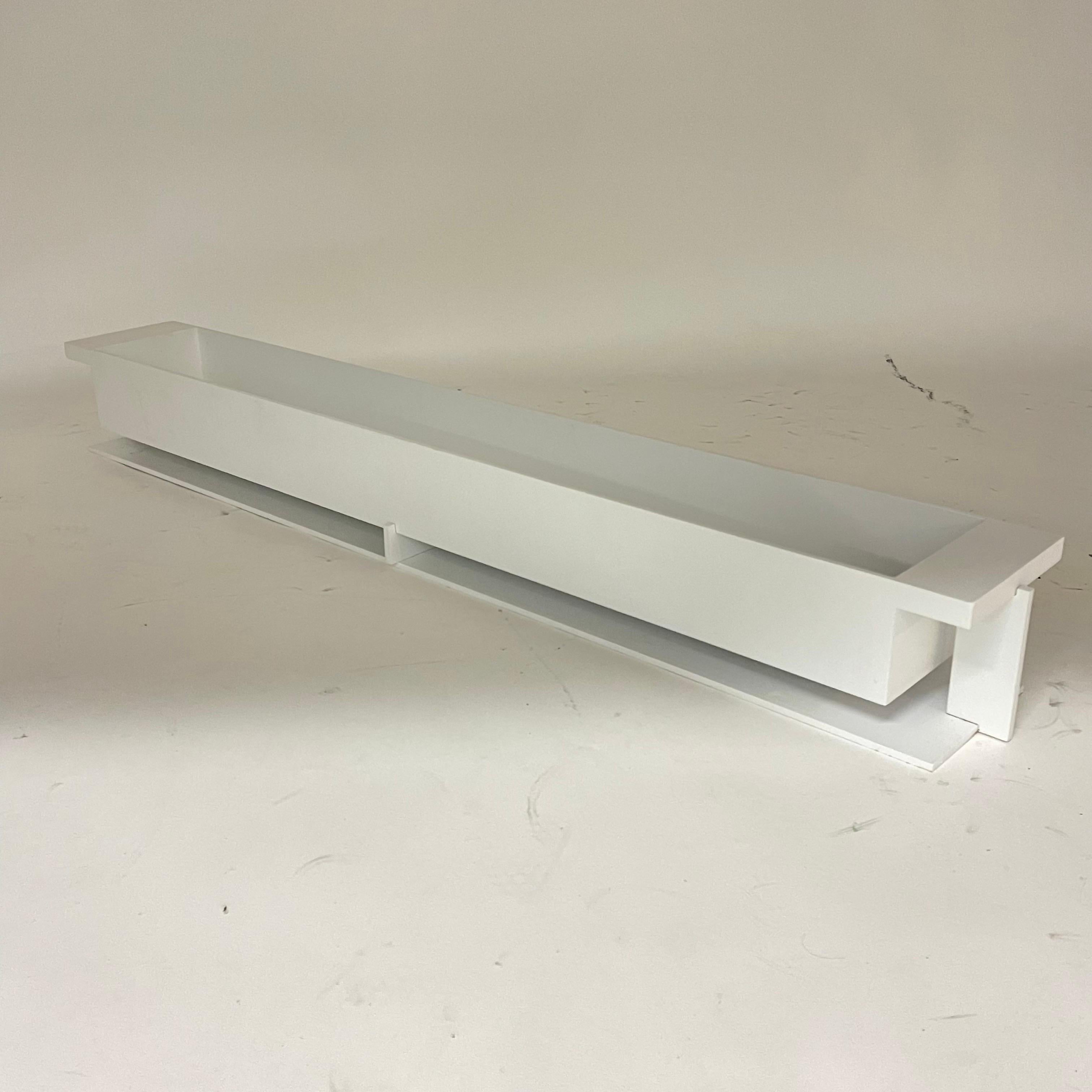 Modernistisches weiß pulverbeschichtetes Pflanzgefäß aus kaltem Stahl im Stil von Frank Lloyd Wright, USA (21. Jahrhundert und zeitgenössisch) im Angebot