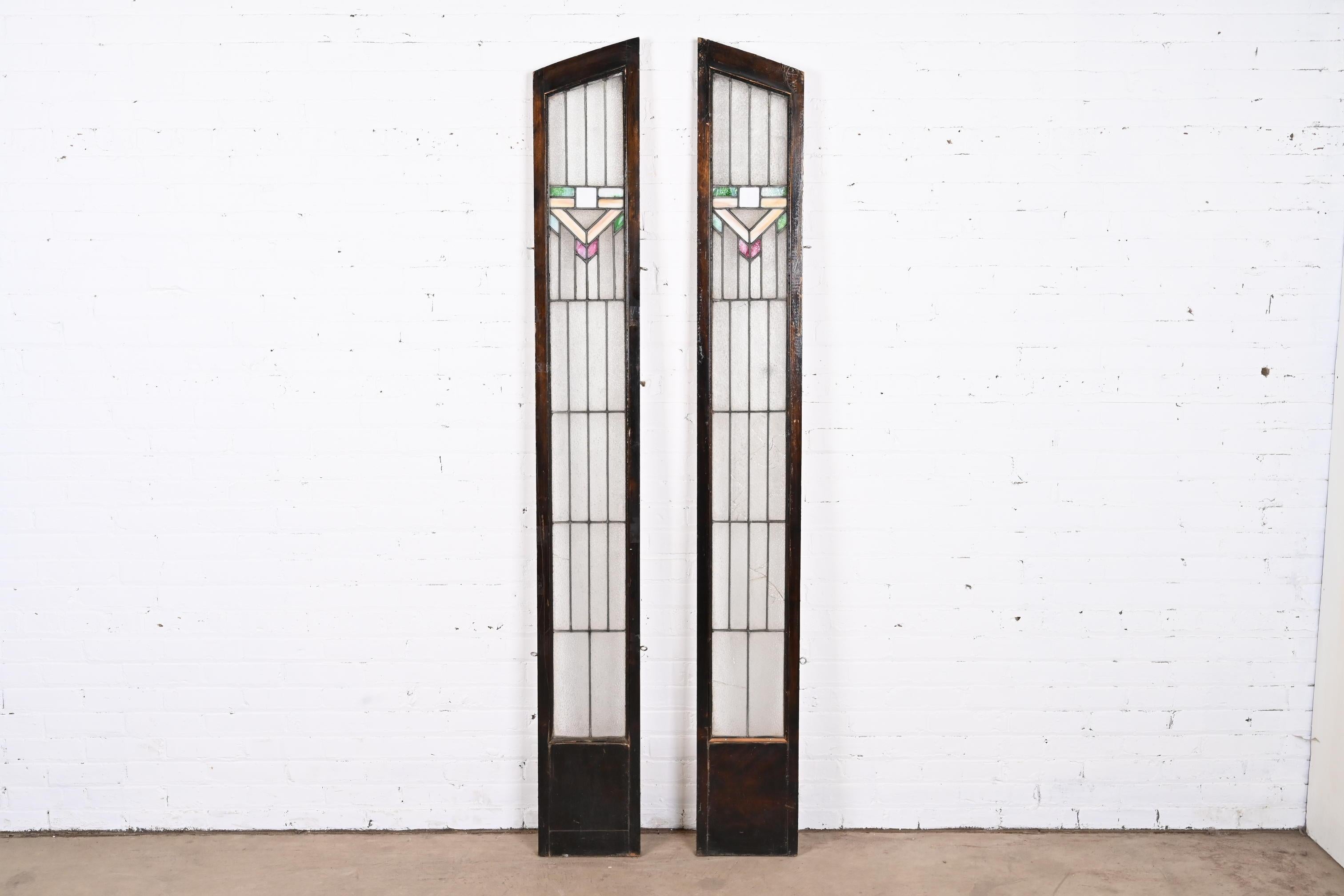A gorgeous pair of antique Prairie School Arts & Crafts frosted and leaded stained glass windows

In the manner of Frank Lloyd Wright

USA, early 20th century

Measures: 10.25