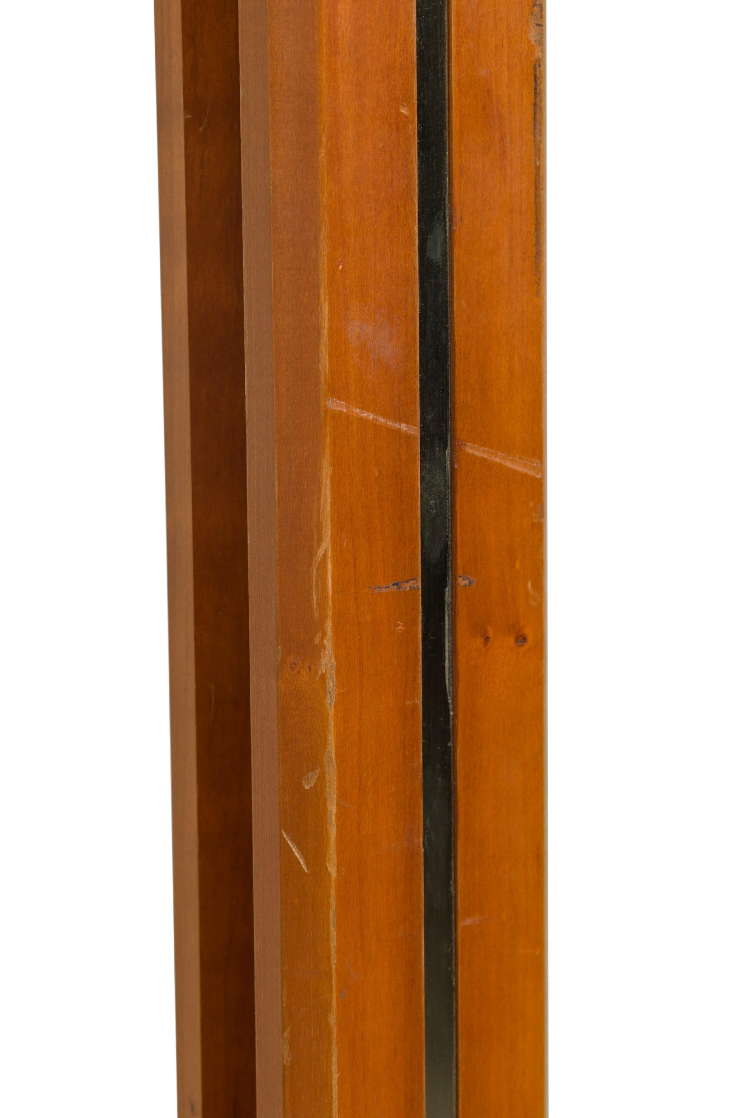 Frank Lloyd Wright / Taliesen Amerikanischer Holzständer mit Garderobenständer / Hutständer (Metall) im Angebot