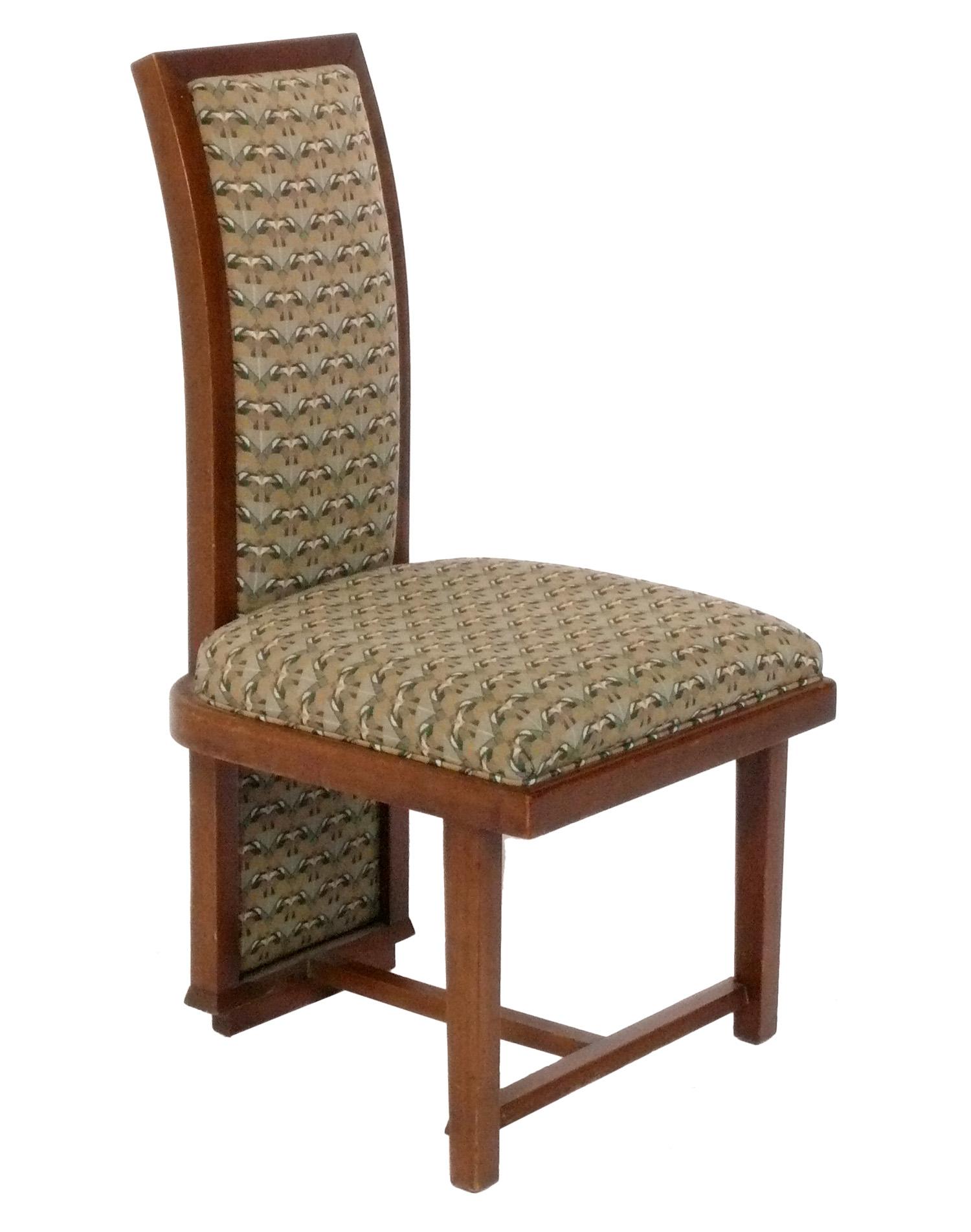 Satz von sechs architektonischen Taliesin Collection Dining Chairs, entworfen von Frank Lloyd Wright für Henredon, um 1960. Das Set besteht aus zwei Sesseln und vier Beistellstühlen. Die Sessel messen 39,5