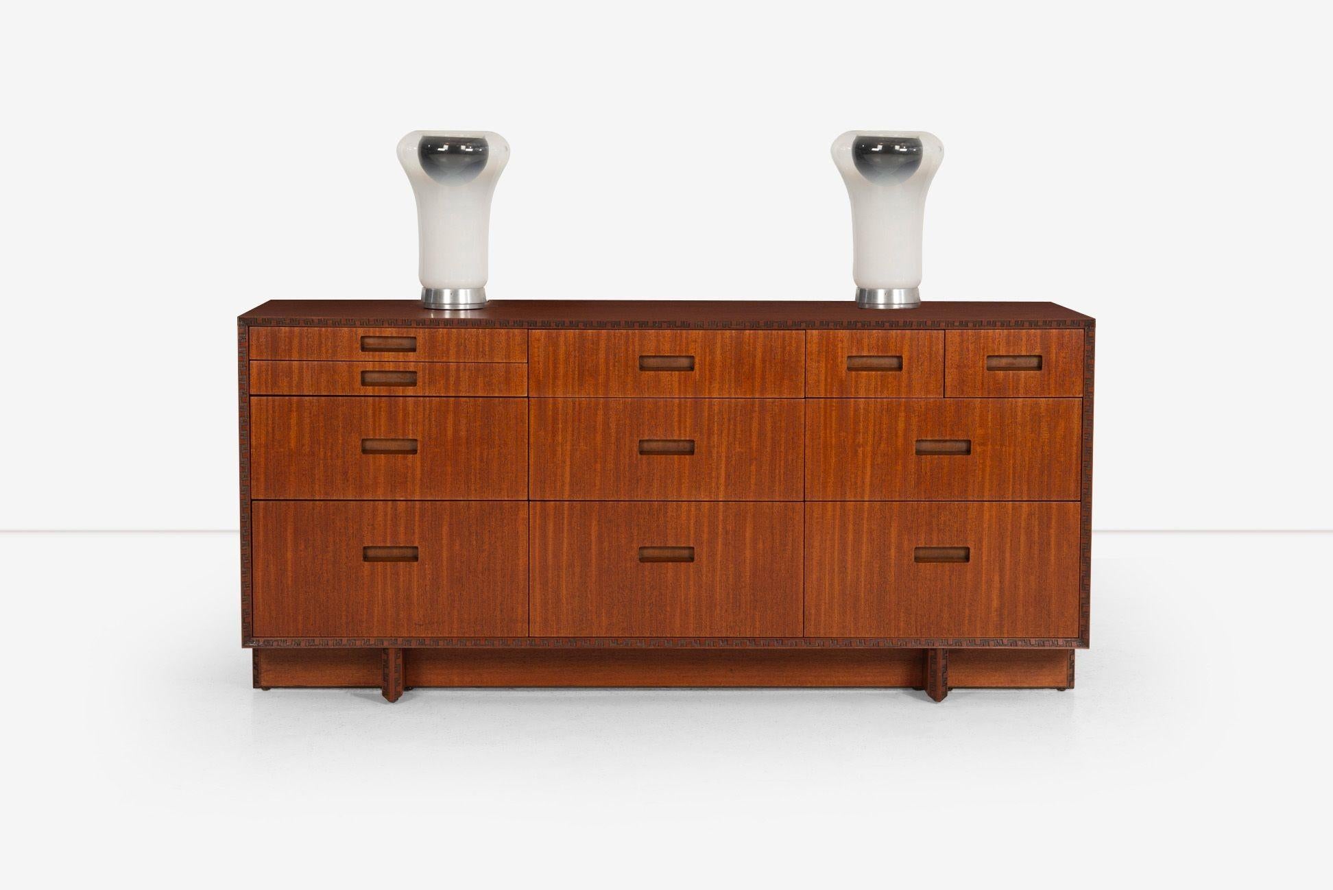 Frank Lloyd Wright Taliesin Line Triple Dresser, Modell Nr. 2000 aus Mahagoniholz von 1955. Diese Kommode verfügt über elf Schubladen mit ausgeschnittenen Griffen, die mit geschnitzten Taliesin-Motiven an den Kanten des Gehäuses verziert sind. Der