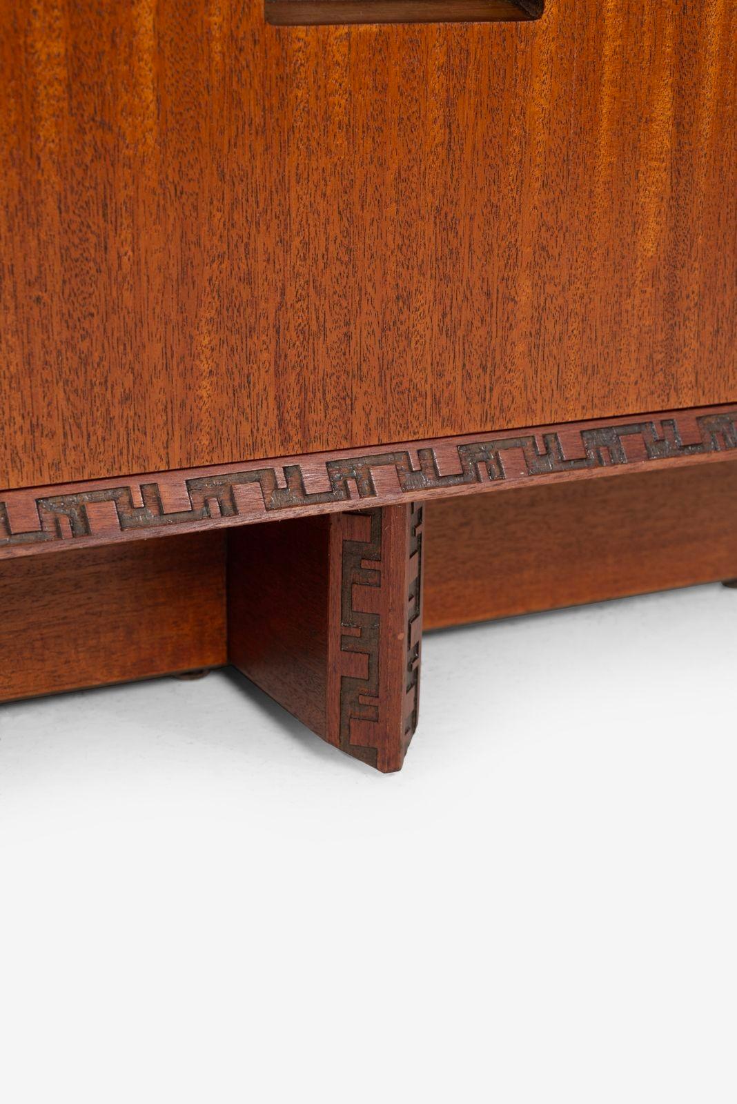 Triple commode Taliesin Line de Frank Lloyd Wright en bois d'acajou 1955 en vente 1