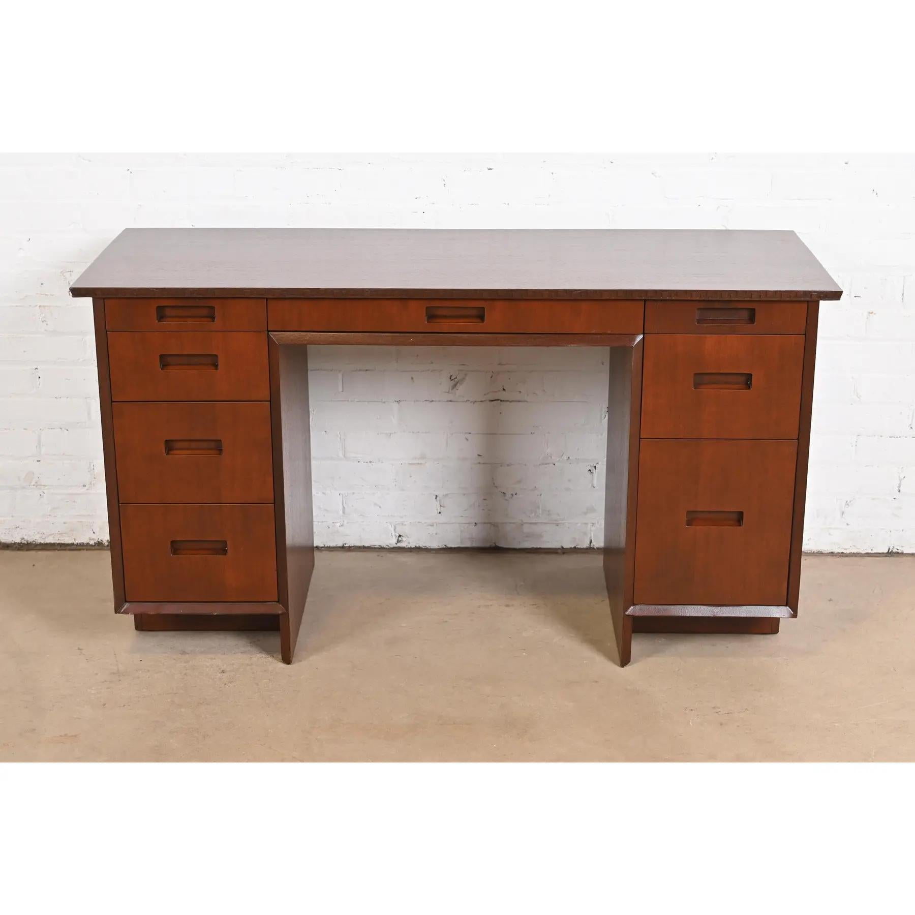Schreibtisch aus Taliesin-Mahagoni mit doppeltem Sockel von Frank Lloyd Wright, neu lackiert (Moderne der Mitte des Jahrhunderts) im Angebot