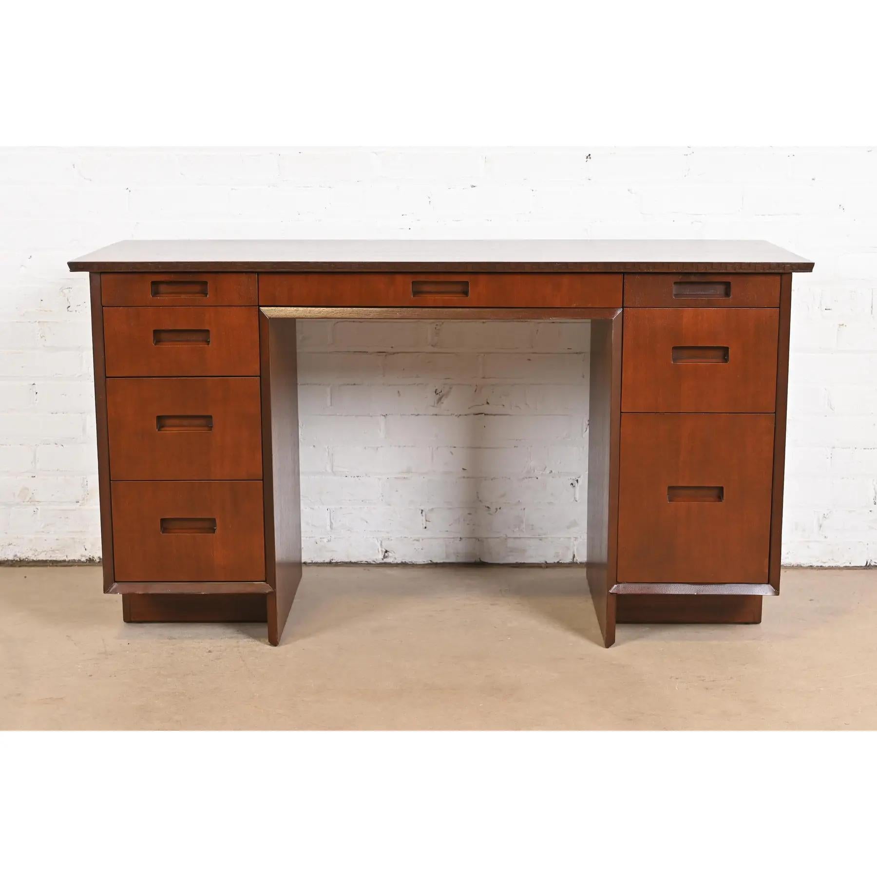 Schreibtisch aus Taliesin-Mahagoni mit doppeltem Sockel von Frank Lloyd Wright, neu lackiert (amerikanisch) im Angebot