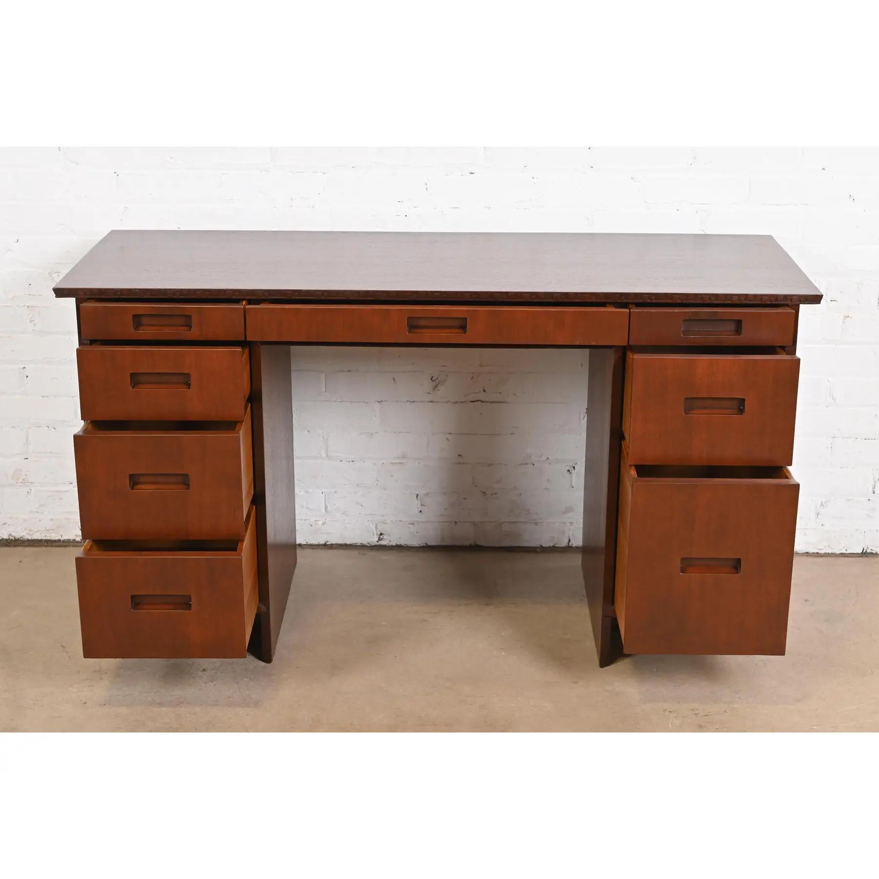 Schreibtisch aus Taliesin-Mahagoni mit doppeltem Sockel von Frank Lloyd Wright, neu lackiert im Zustand „Gut“ im Angebot in South Bend, IN