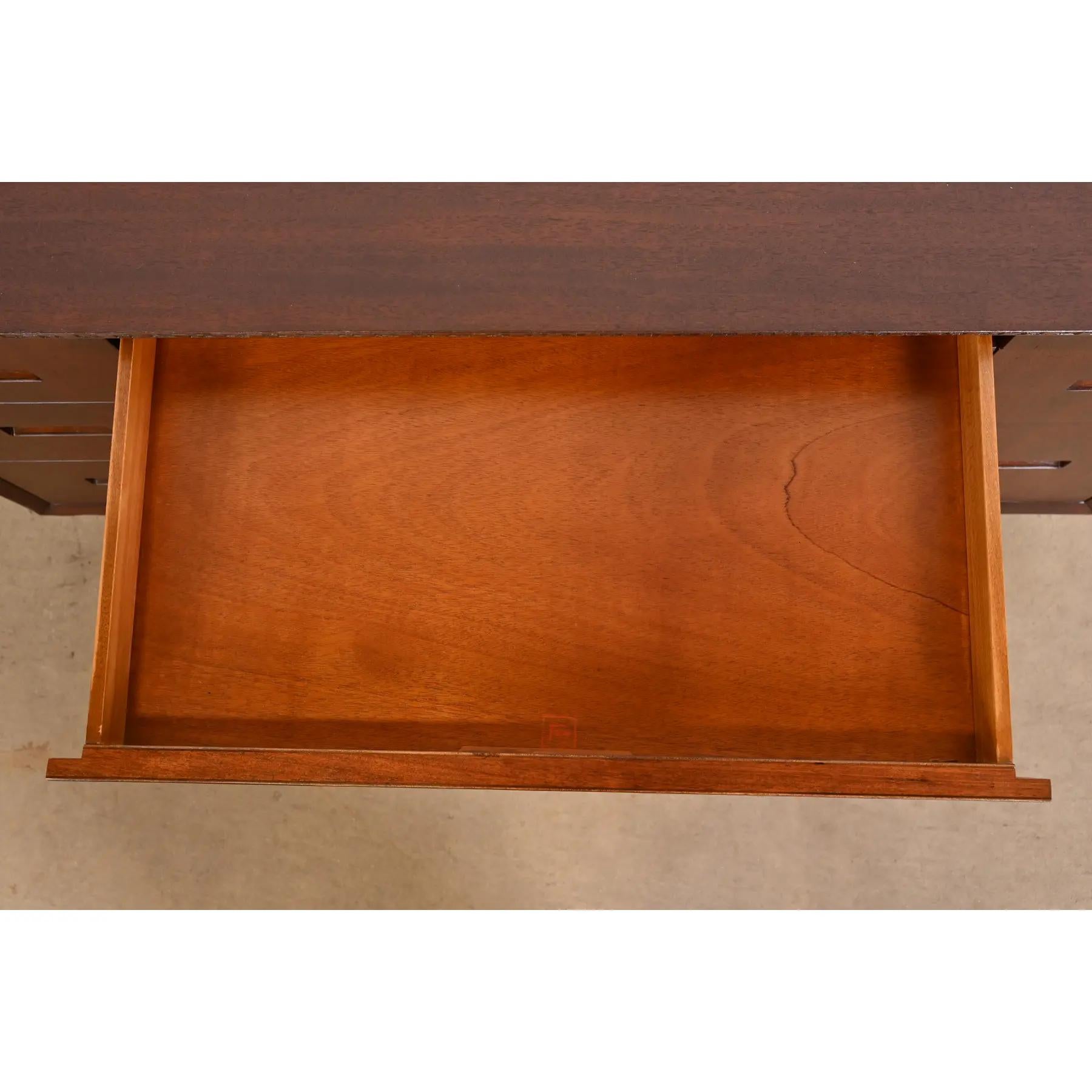 Schreibtisch aus Taliesin-Mahagoni mit doppeltem Sockel von Frank Lloyd Wright, neu lackiert (Mitte des 20. Jahrhunderts) im Angebot