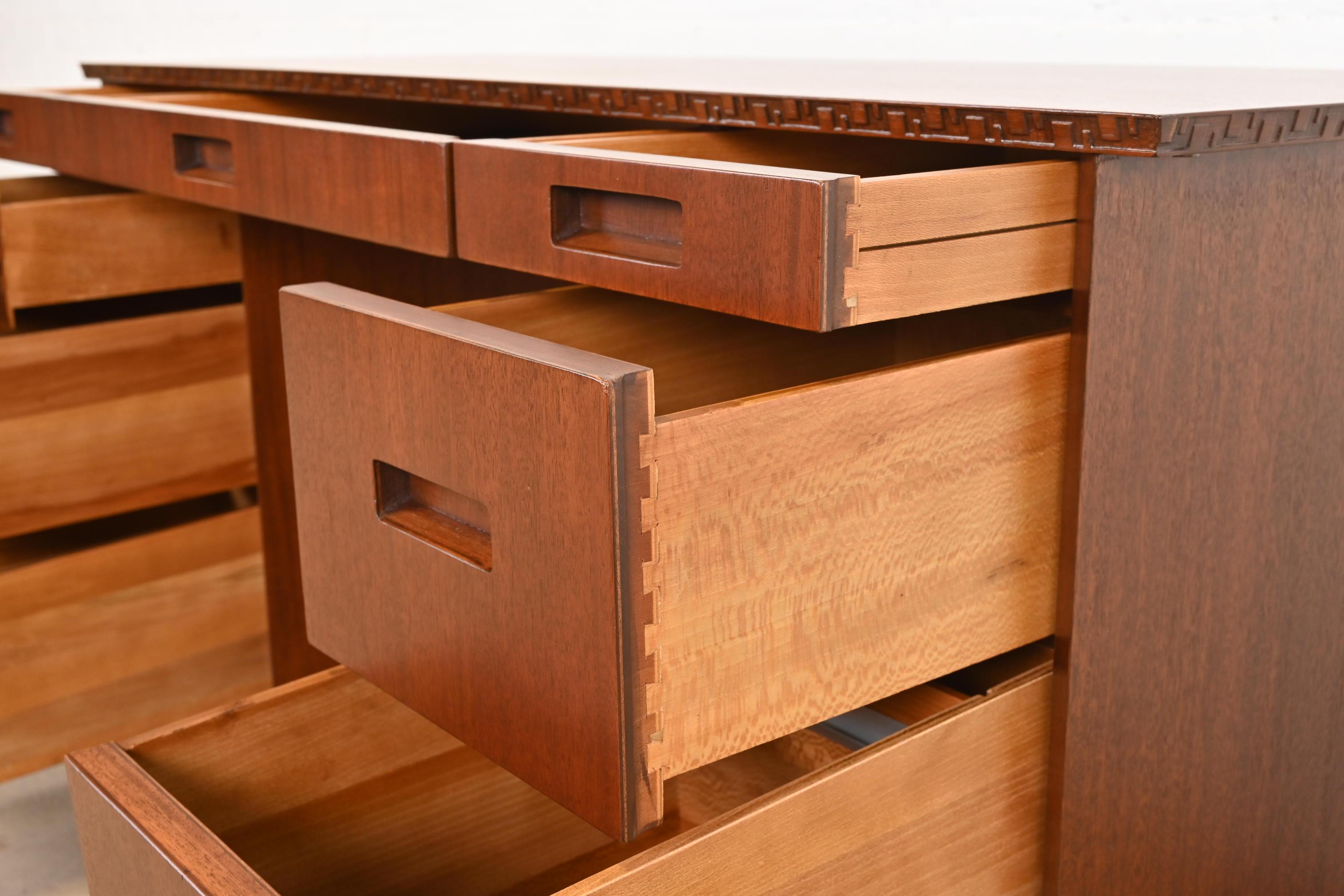 Frank Lloyd Wright Taliesin-Mahagoni-Schreibtisch mit doppeltem Sockel aus Mahagoni, neu restauriert im Angebot 4