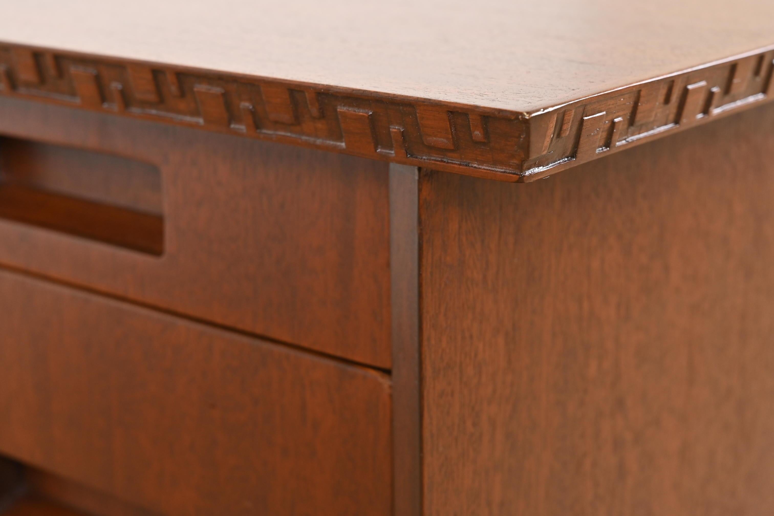 Frank Lloyd Wright Taliesin-Mahagoni-Schreibtisch mit doppeltem Sockel aus Mahagoni, neu restauriert im Angebot 7
