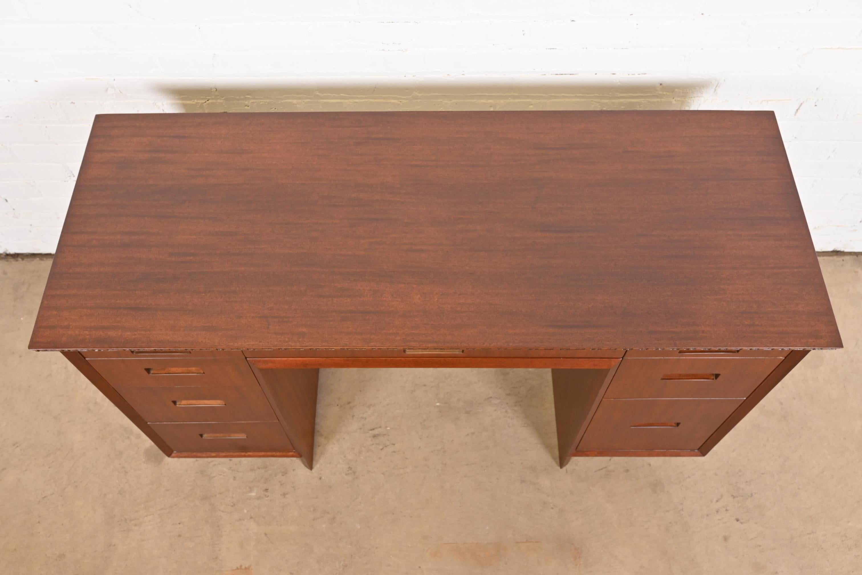 Frank Lloyd Wright Taliesin-Mahagoni-Schreibtisch mit doppeltem Sockel aus Mahagoni, neu restauriert im Angebot 8