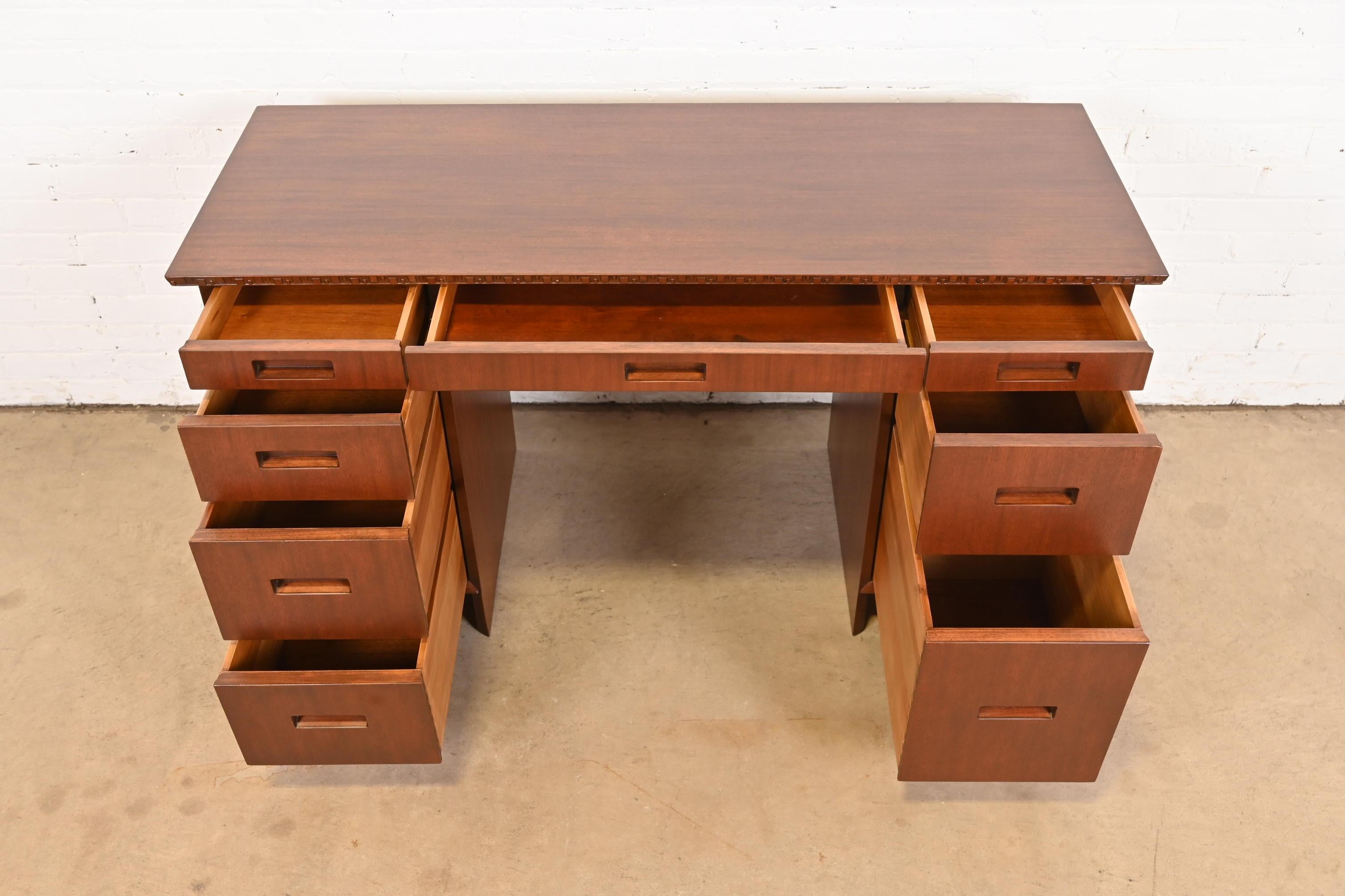 Frank Lloyd Wright Taliesin-Mahagoni-Schreibtisch mit doppeltem Sockel aus Mahagoni, neu restauriert im Angebot 2