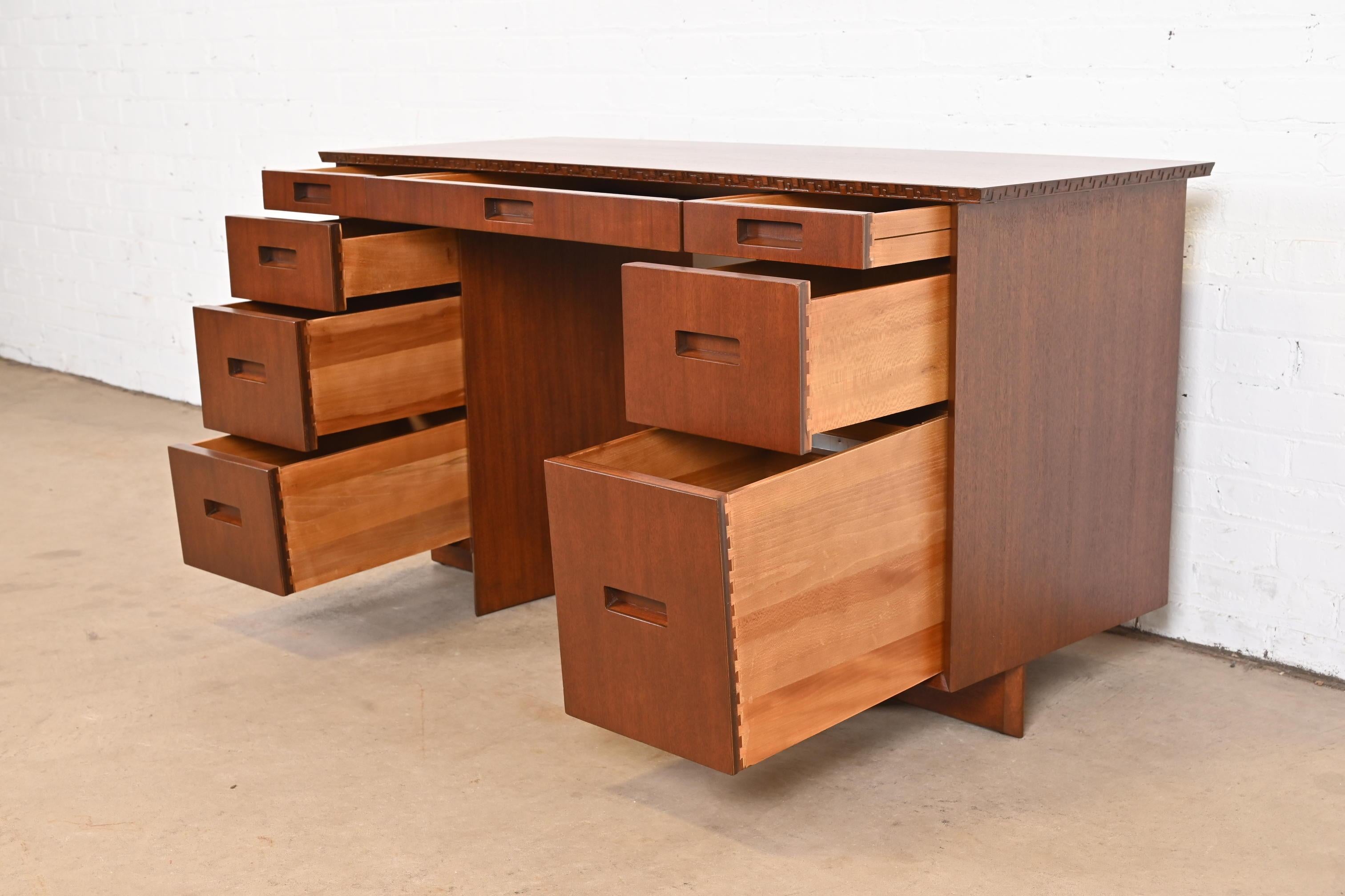 Frank Lloyd Wright Taliesin-Mahagoni-Schreibtisch mit doppeltem Sockel aus Mahagoni, neu restauriert im Angebot 3